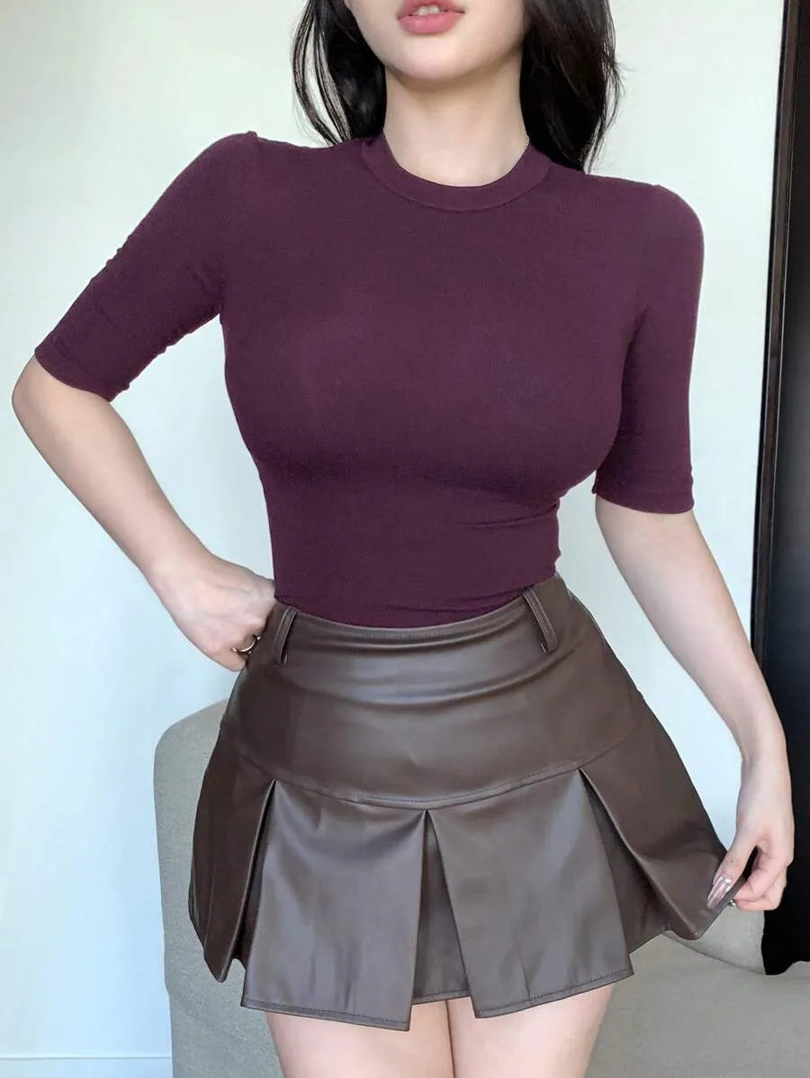 SHEIN DAZY تي شيرت نسائي قصير ضيق بياقة عالية بلون أحمر بنفسجي