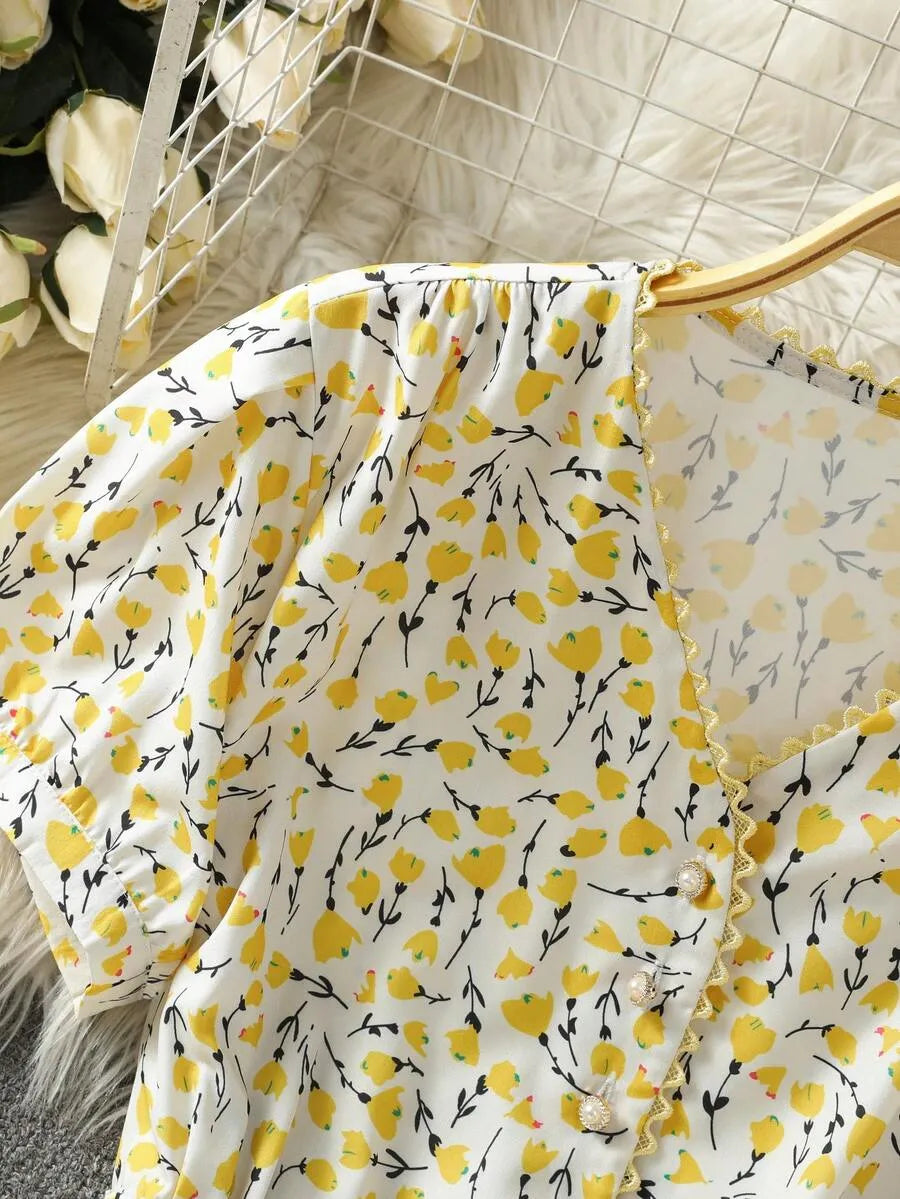 SHEIN فستان بلون أصفر قصير بأكمام قصيرة بطبعات زهور ودانتيل