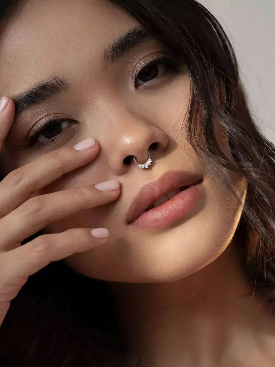 SHEIN حلقة أنف صناعية نسائية بتصميم حدوة حصان مزينة بـ5 كريستالات بلون فضي