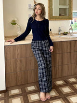 SHEIN Softscene طقم بيجامة قطعتين ببلوزة فليس بياقة هينلي وسحاب نصفي وبنطال مربعات باللون الأزرق البحري