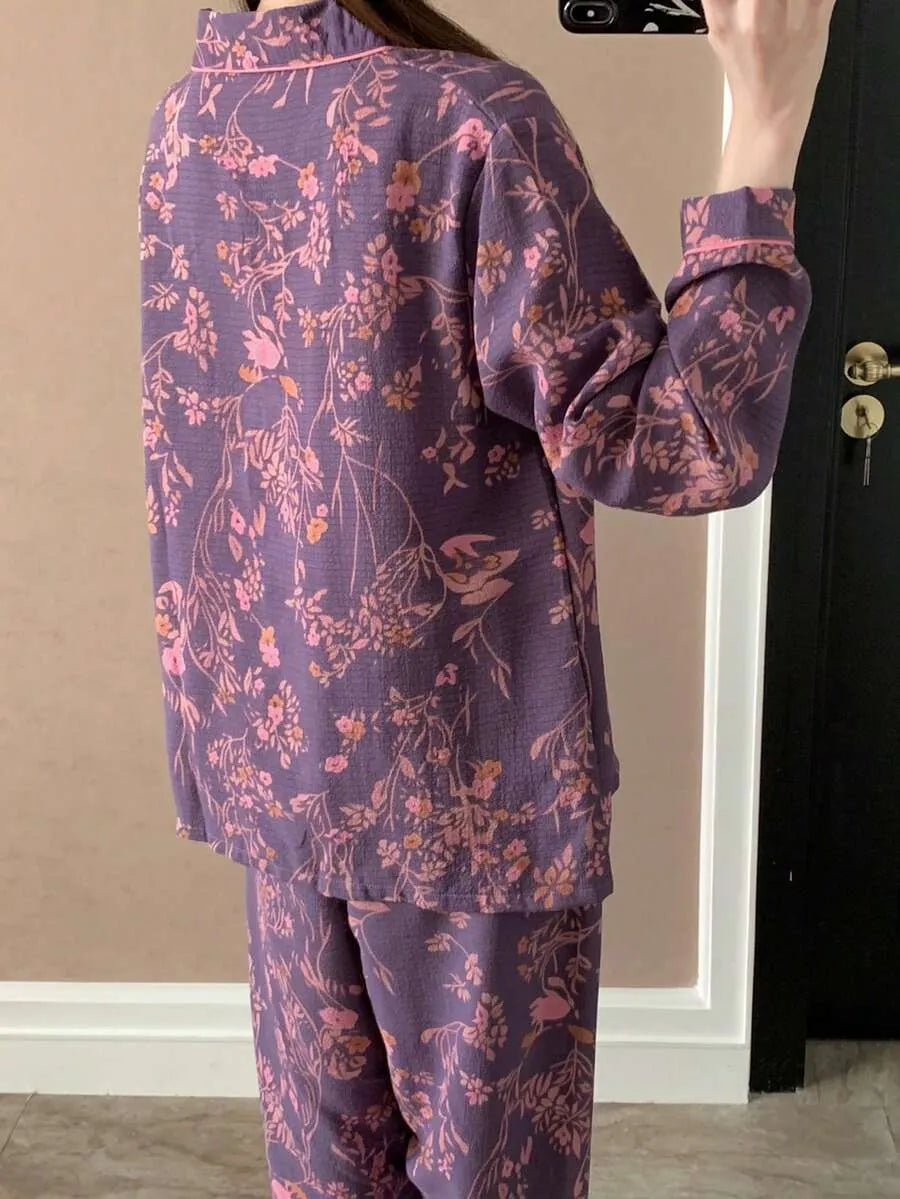 SHEIN طقم بيجامة قطعتين بقميص بأكمام طويلة وأزرار أمامية وجيوب ونقشة زهور بلون بنفسجي