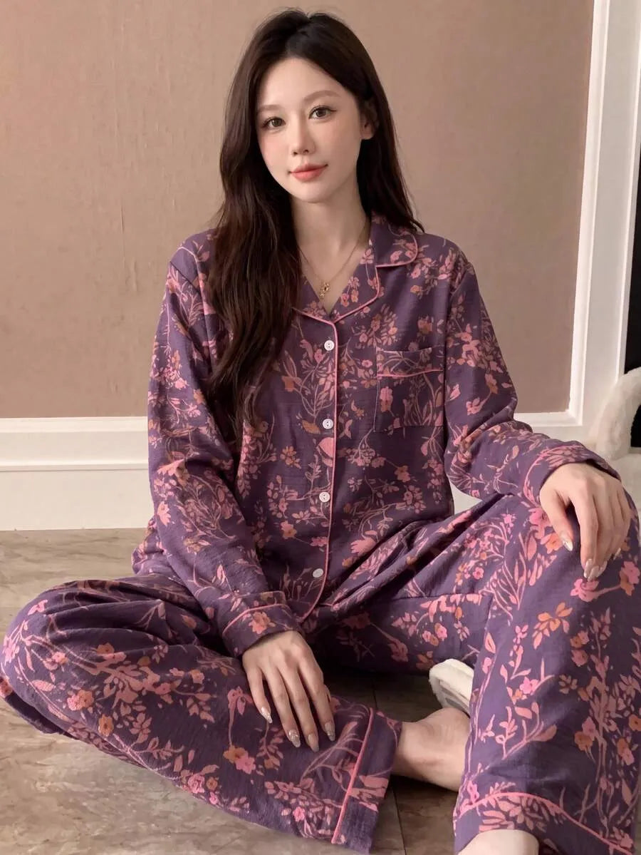 SHEIN طقم بيجامة قطعتين بقميص بأكمام طويلة وأزرار أمامية وجيوب ونقشة زهور بلون بنفسجي