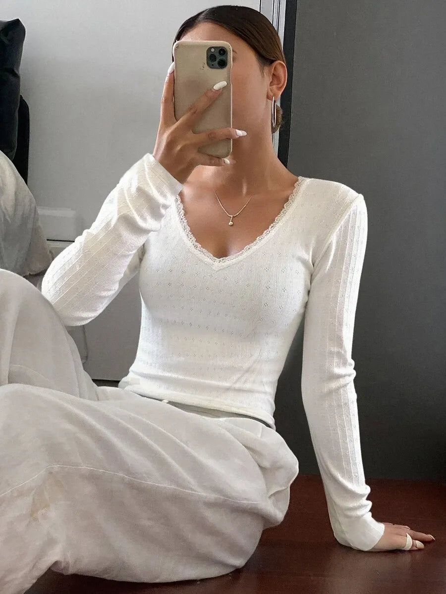 SHEIN Livesso تي شيرت نسائي ضيق بياقة وتفاصيل دانتيل بلون أبيض