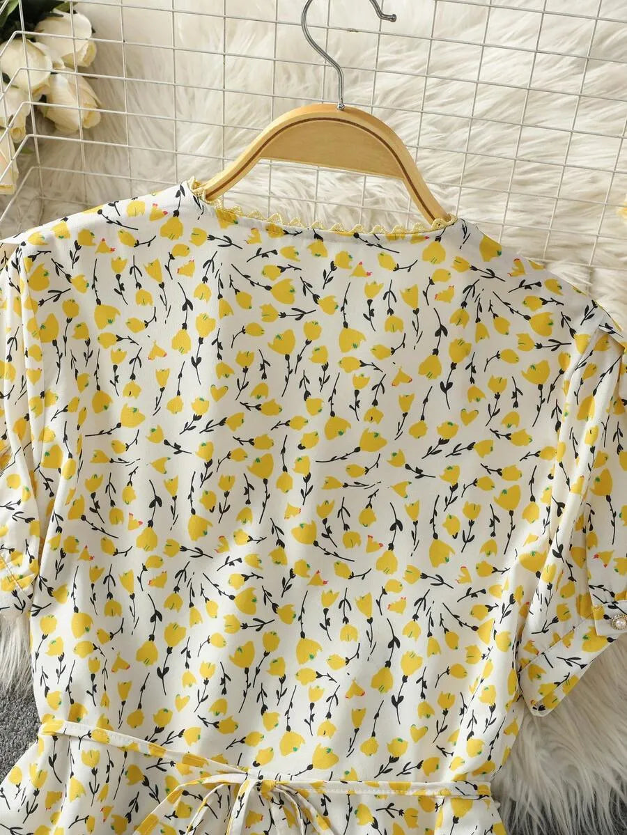 SHEIN فستان بلون أصفر قصير بأكمام قصيرة بطبعات زهور ودانتيل