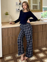 SHEIN Softscene طقم بيجامة قطعتين ببلوزة فليس بياقة هينلي وسحاب نصفي وبنطال مربعات باللون الأزرق البحري