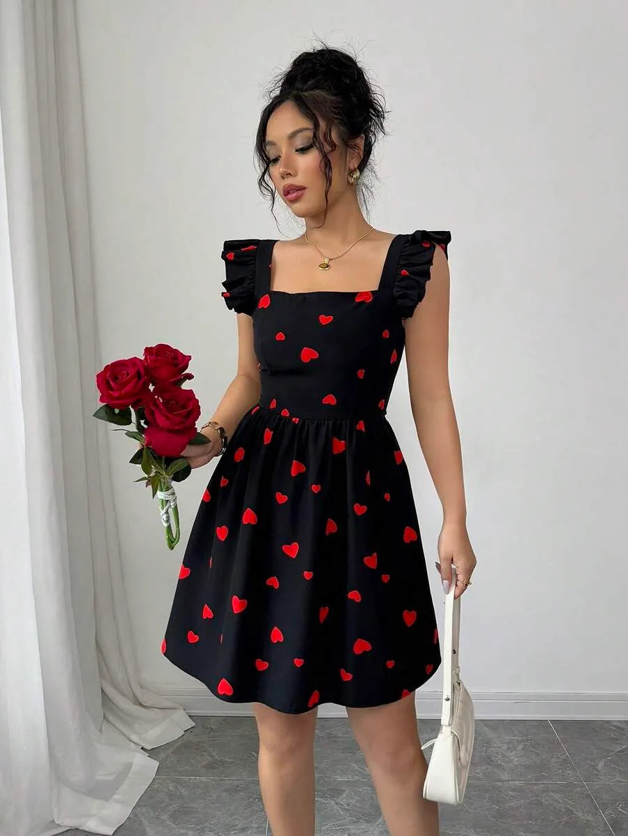 SHEIN Rafferiza فستان بلون احمر و اسود قصير بطبعات قلوب وبظهر مكشوف