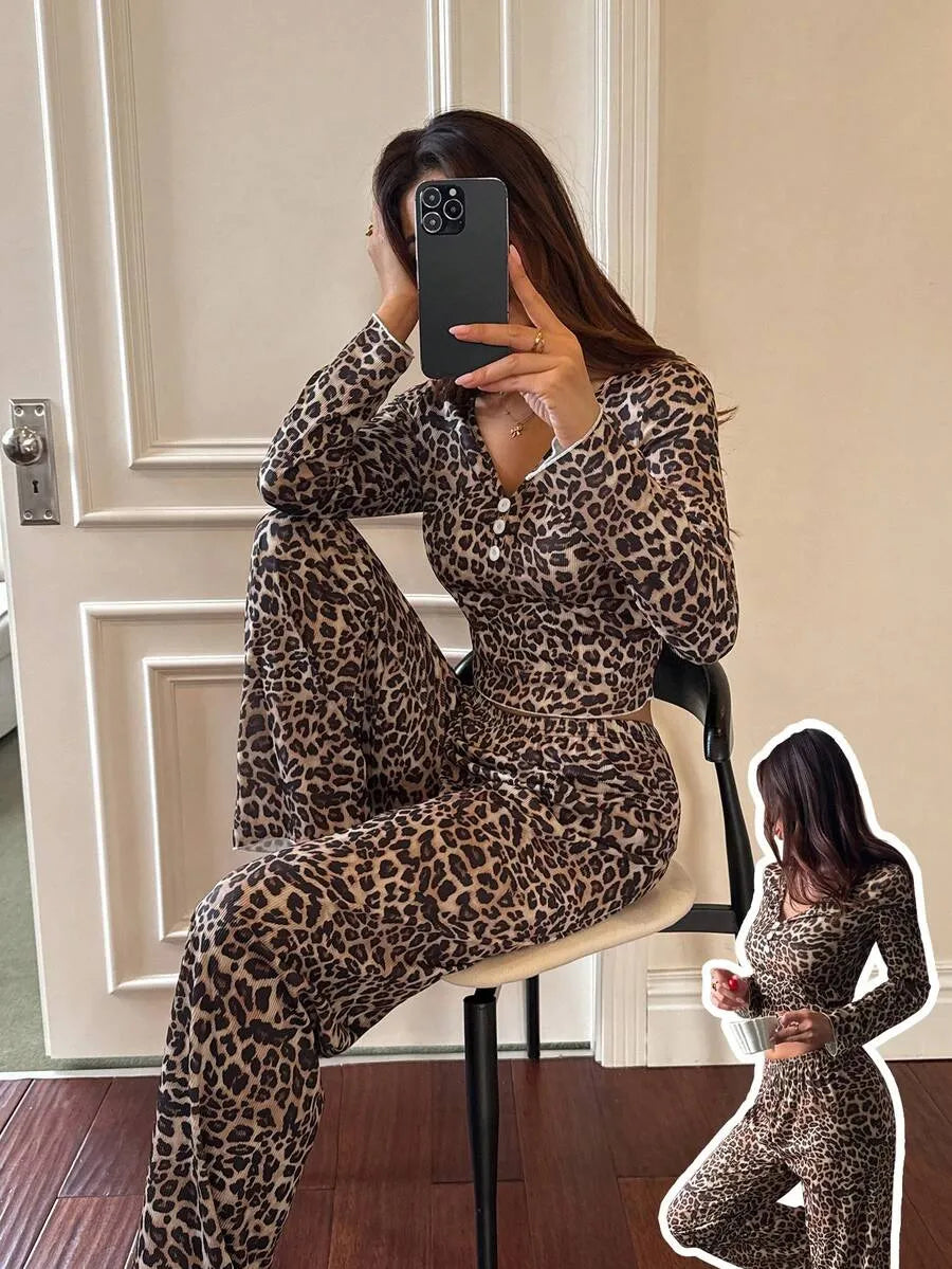 SHEIN Dream Adore طقم بيجامة قطعتين بتوب قصير وبنطلون بطبعة نمر متعدد الألوان