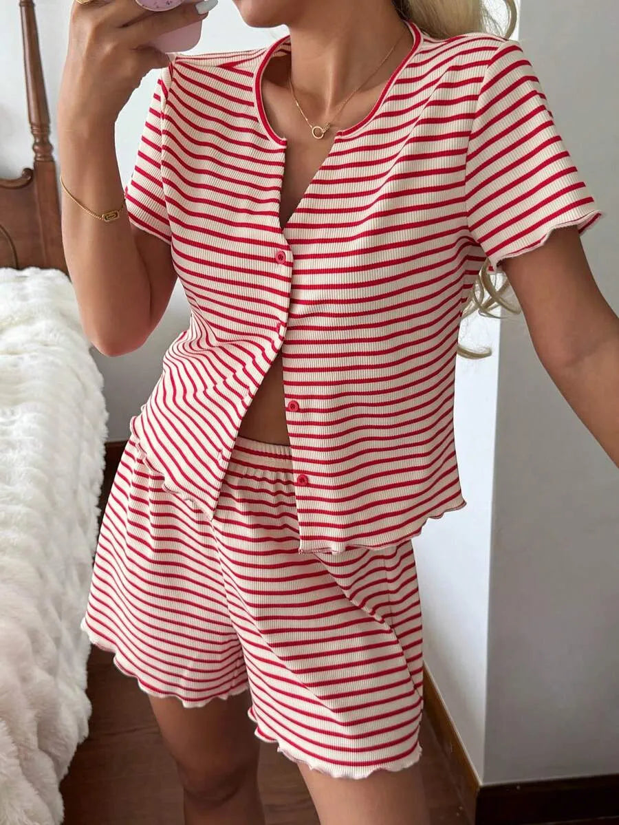 SHEIN DAZY طقم بيجامة قطعتين ببلوزة بأزرار أمامية وشورت مخطط بلون أحمر