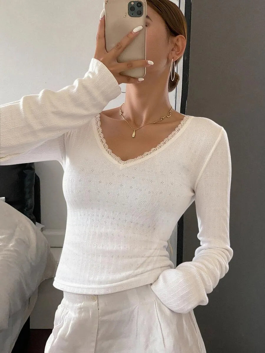 SHEIN Livesso تي شيرت نسائي ضيق بياقة وتفاصيل دانتيل بلون أبيض