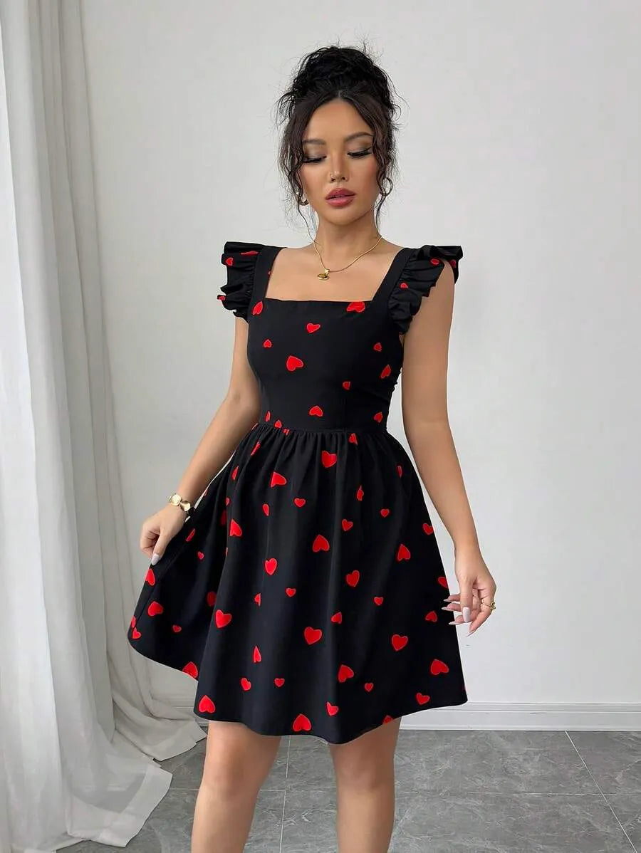 SHEIN Rafferiza فستان بلون احمر و اسود قصير بطبعات قلوب وبظهر مكشوف