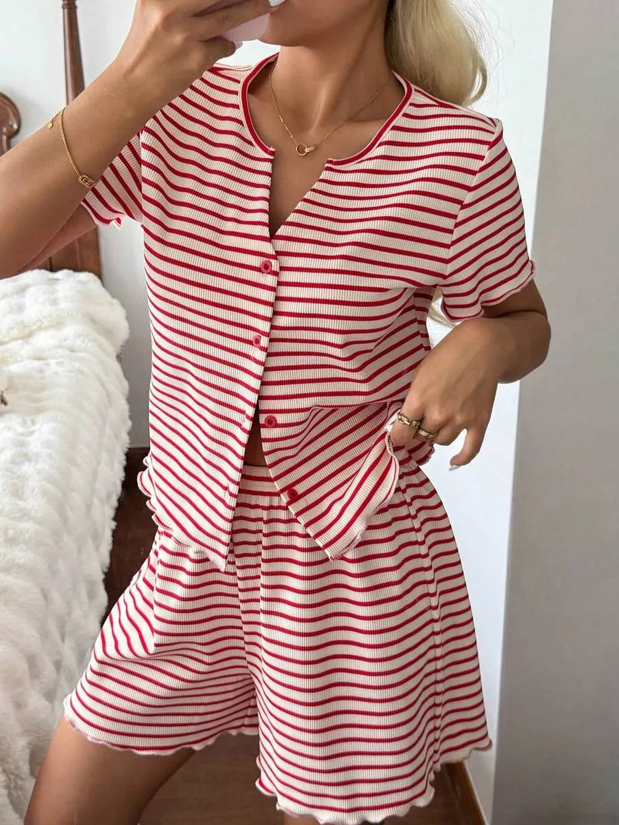 SHEIN DAZY طقم بيجامة قطعتين ببلوزة بأزرار أمامية وشورت مخطط بلون أحمر