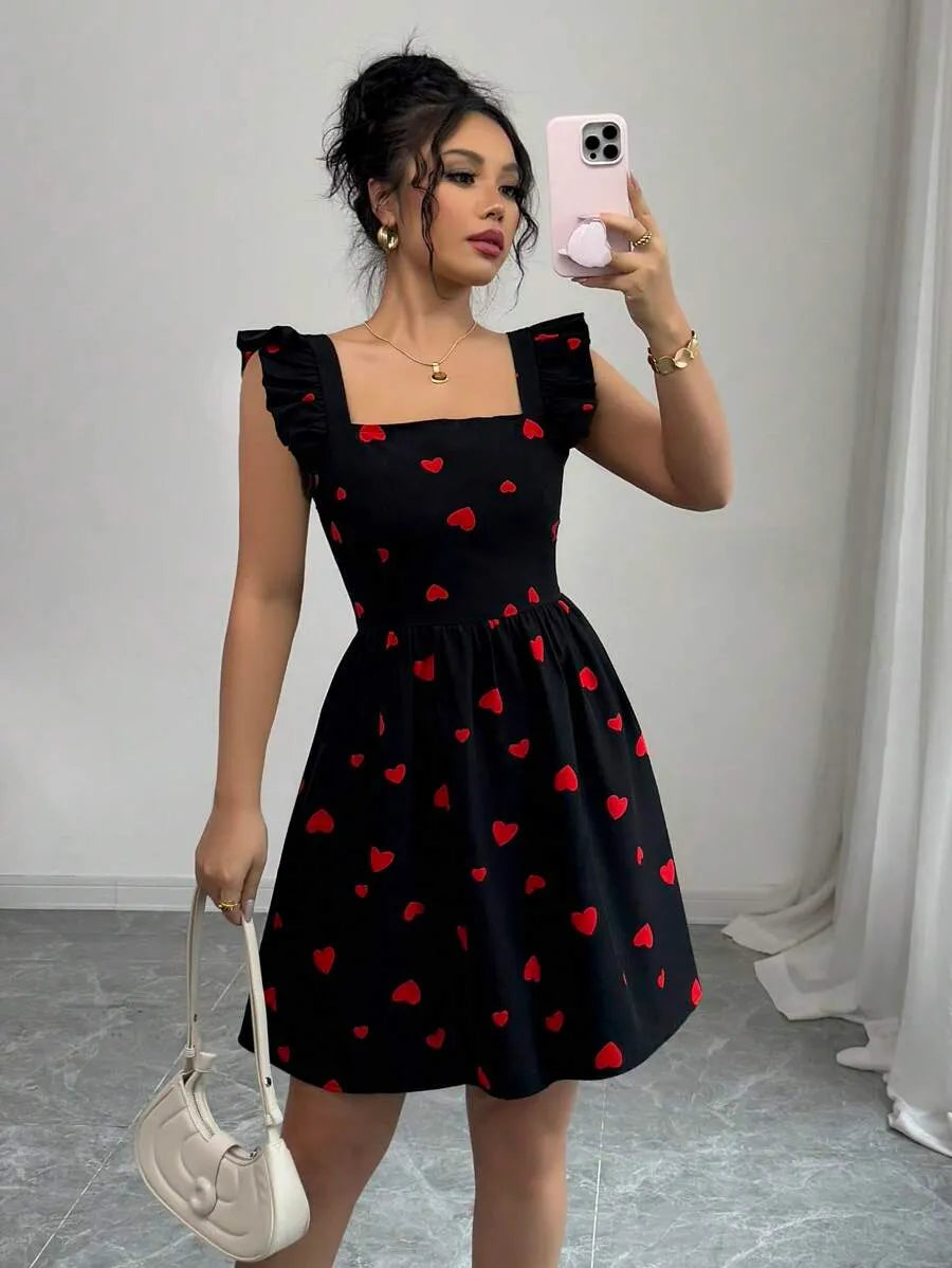 SHEIN Rafferiza فستان بلون احمر و اسود قصير بطبعات قلوب وبظهر مكشوف