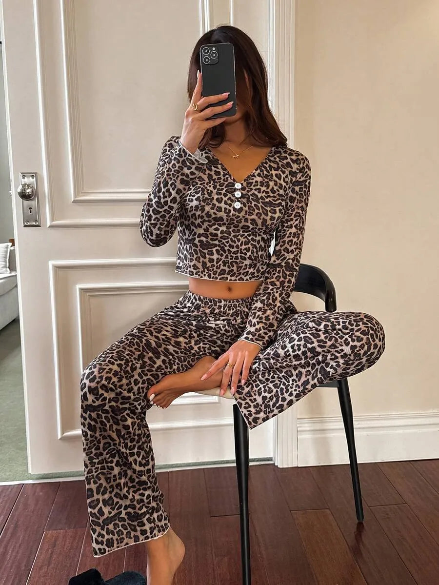SHEIN Dream Adore طقم بيجامة قطعتين بتوب قصير وبنطلون بطبعة نمر متعدد الألوان