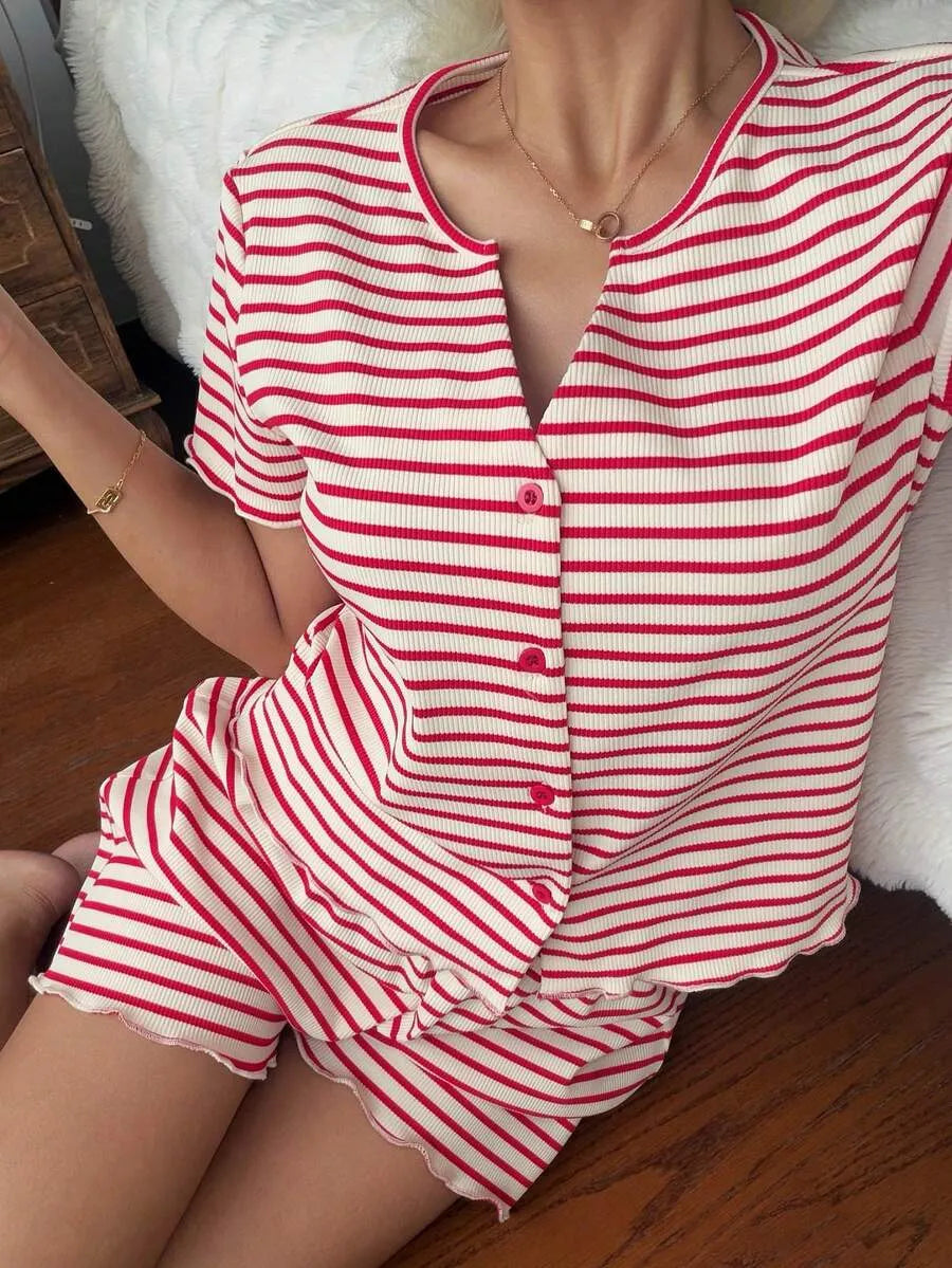 SHEIN DAZY طقم بيجامة قطعتين ببلوزة بأزرار أمامية وشورت مخطط بلون أحمر