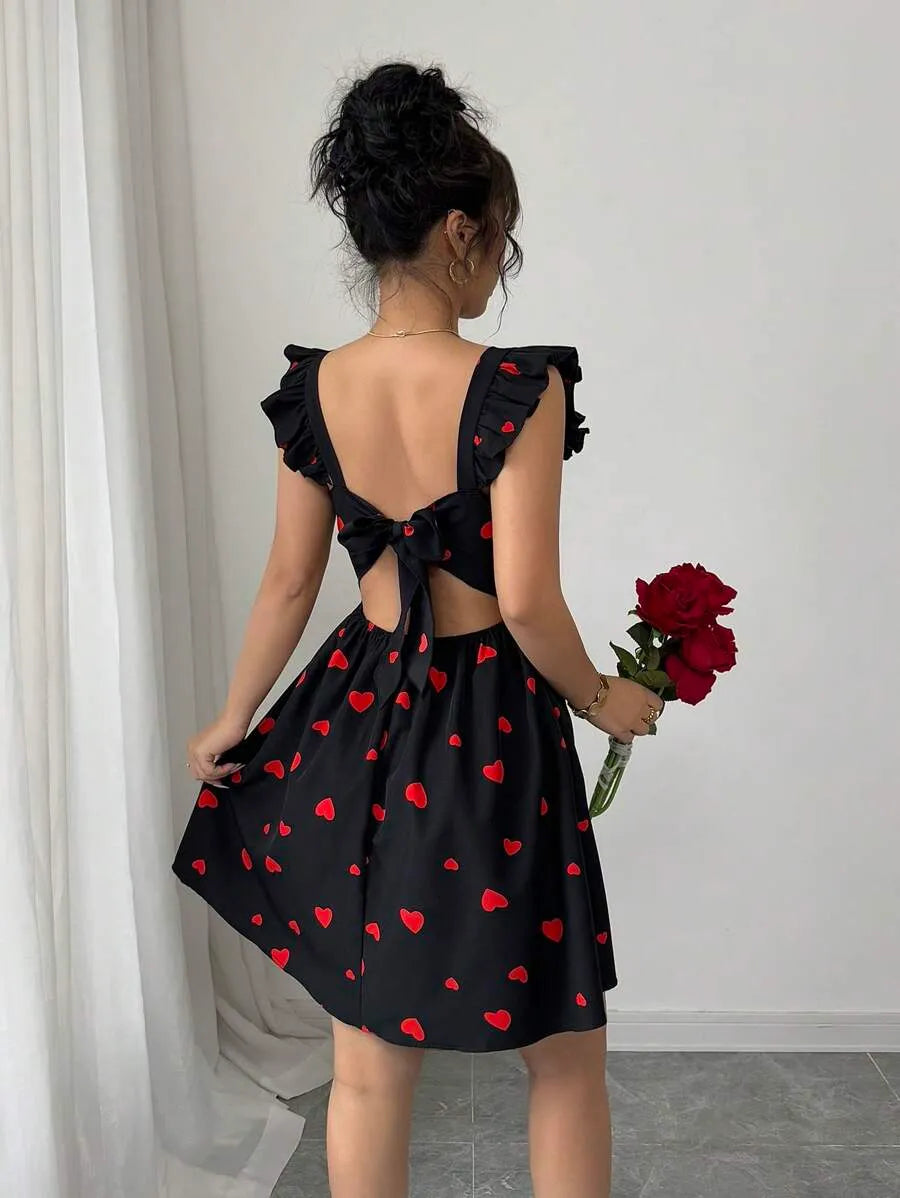 SHEIN Rafferiza فستان بلون احمر و اسود قصير بطبعات قلوب وبظهر مكشوف