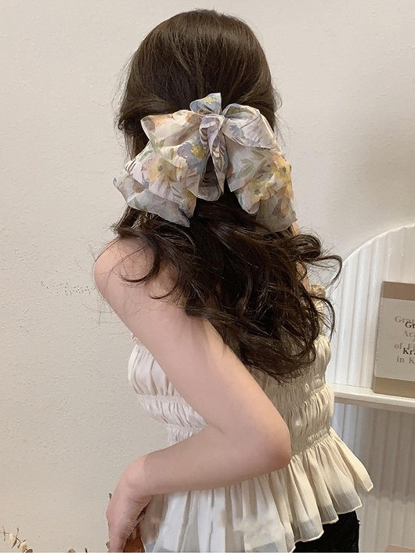 SHEIN مشبك شعر بشكل فراشة مزين بزهور