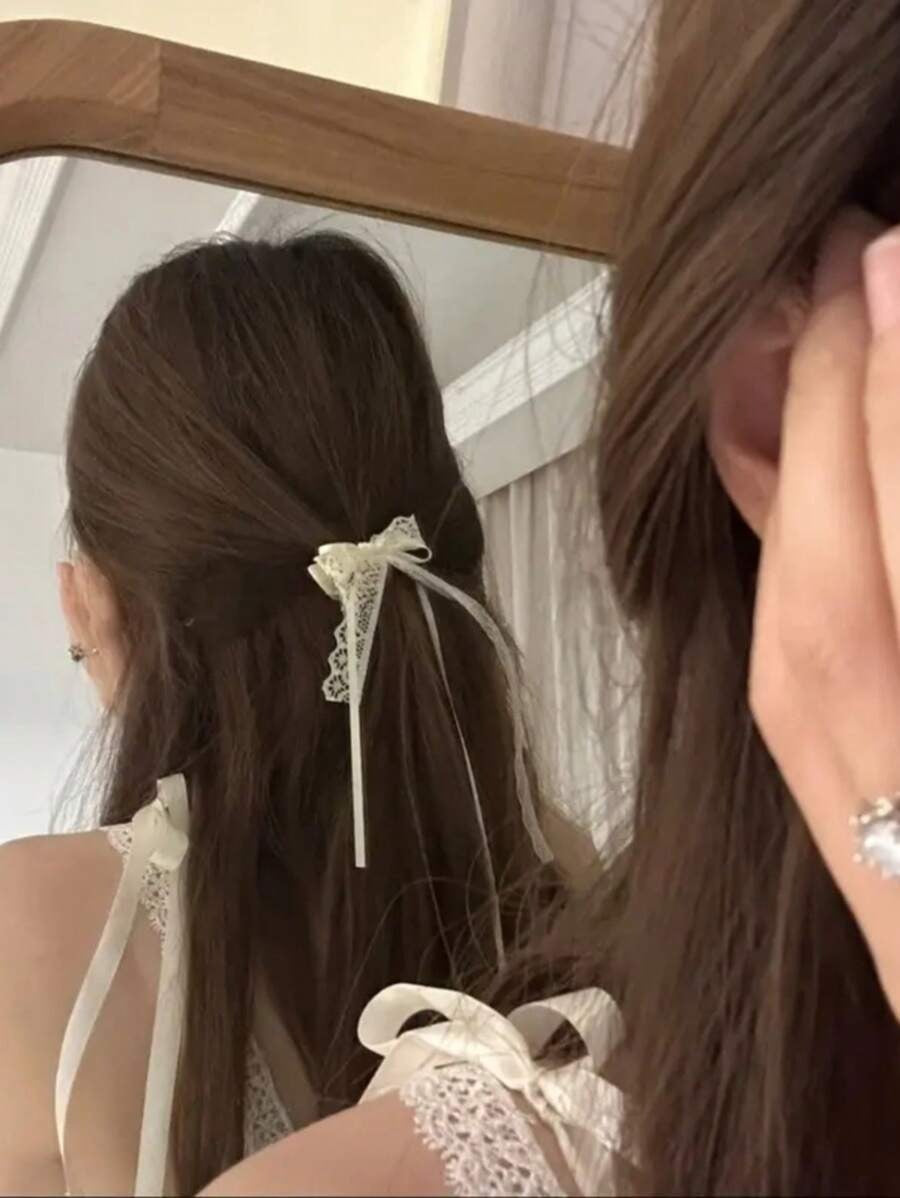 SHEIN زوج من مشابك الشعر بشكل فراشة بيضاء من قماش الدانتيل