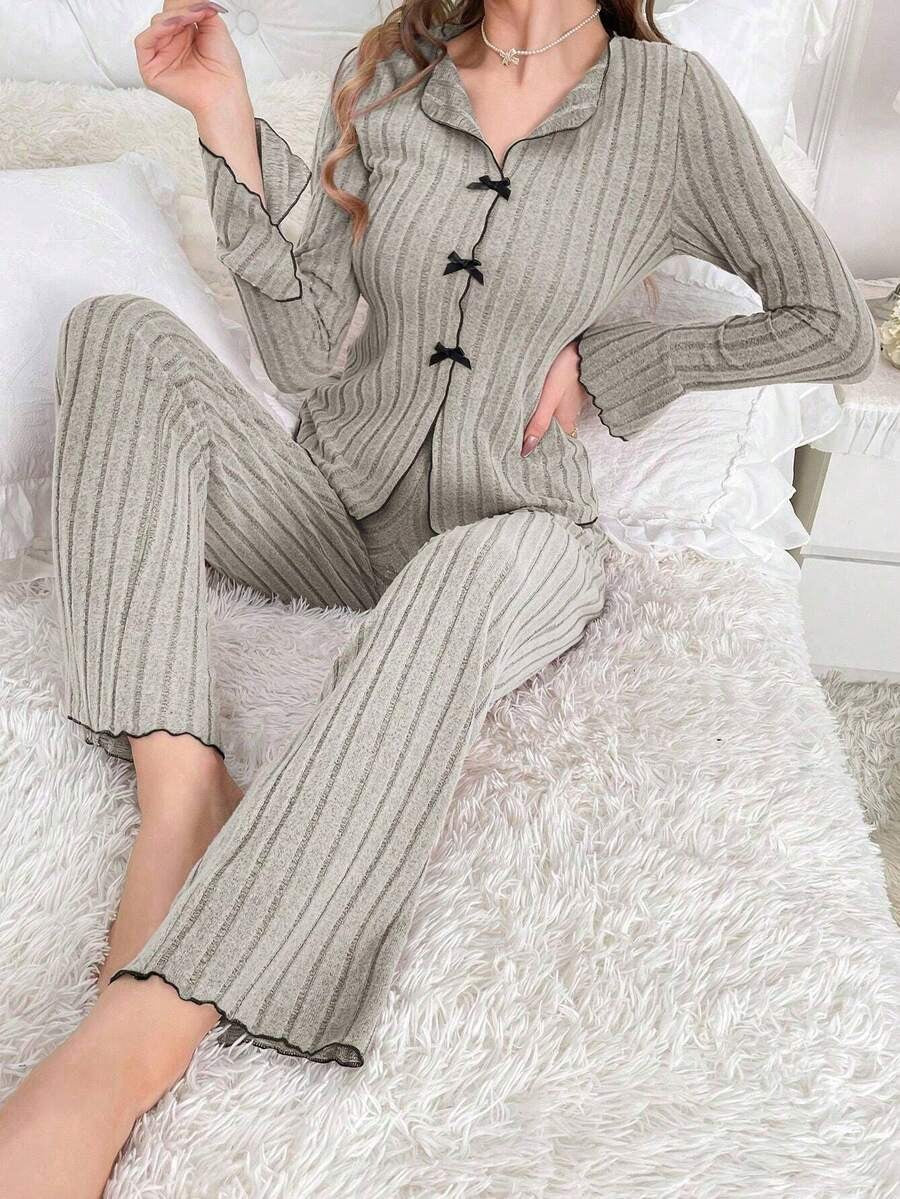 SHEIN طقم بيجامة من قطعتين بفيونكة ناعمة