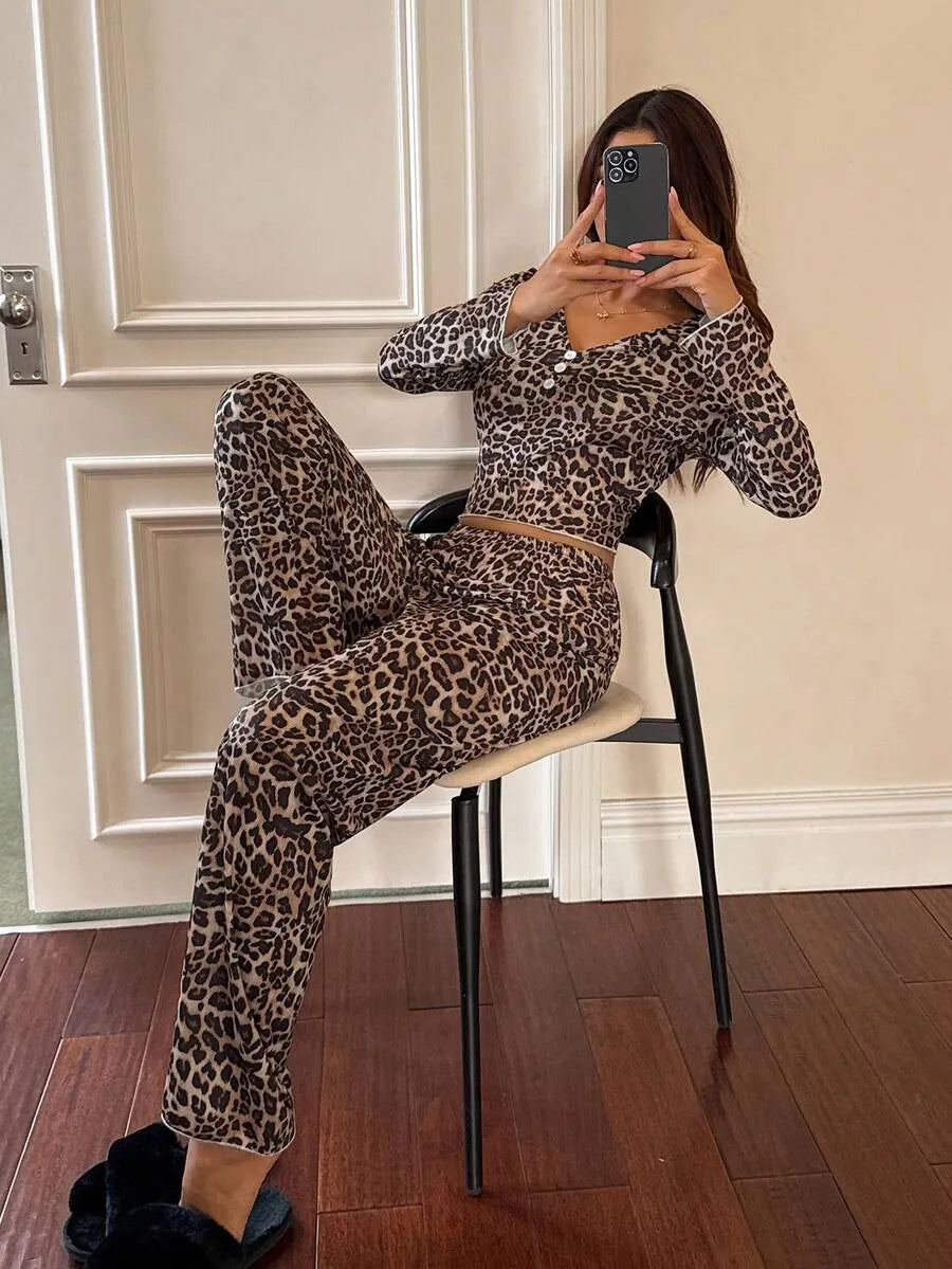 SHEIN Dream Adore طقم بيجامة قطعتين بتوب قصير وبنطلون بطبعة نمر متعدد الألوان