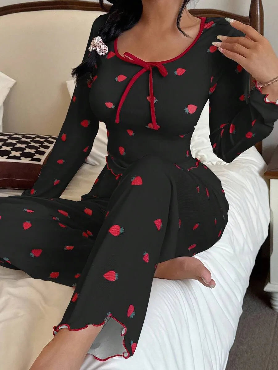 SHEIN طقم بيجامة قطعتين ببلوزة قصيرة بياقة مربعة ودانتيل وفيونكة ونقشة فراولة باللون الأسود