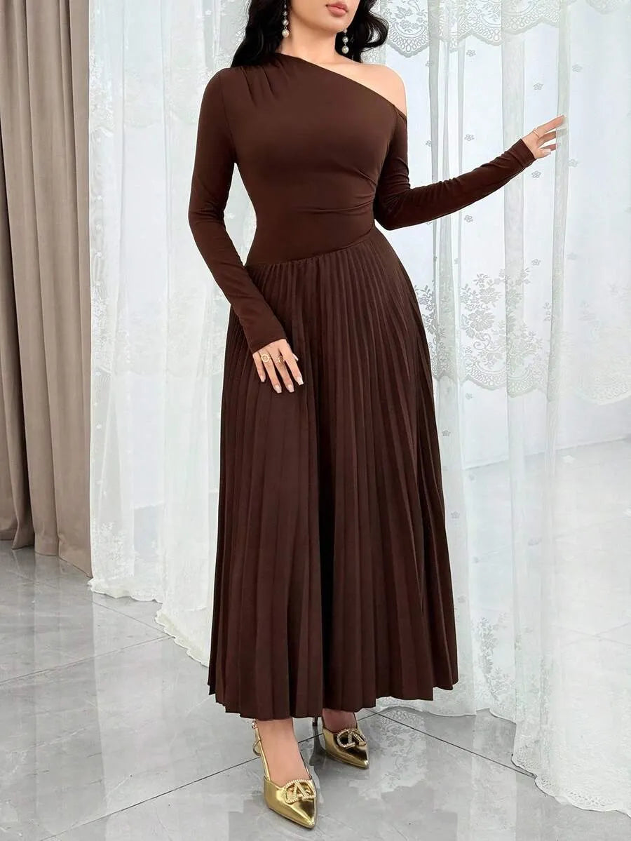 SHEIN Modelyn فستان قصير بخطوط بلون البرغندي مع حمالات رفيعة