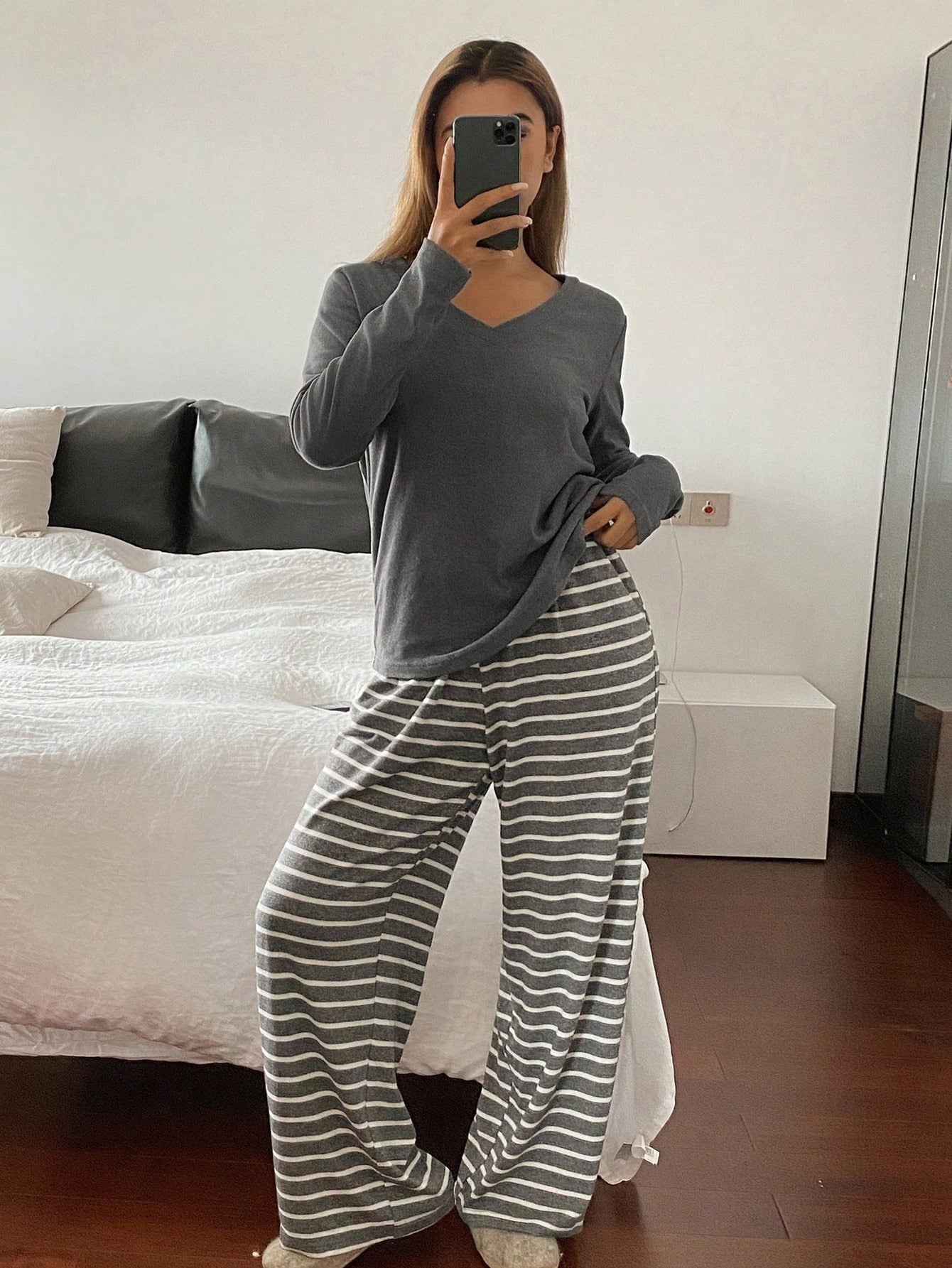 SHEIN DAZY طقم بيجامة نسائي برقبة V وبنطال مخطط