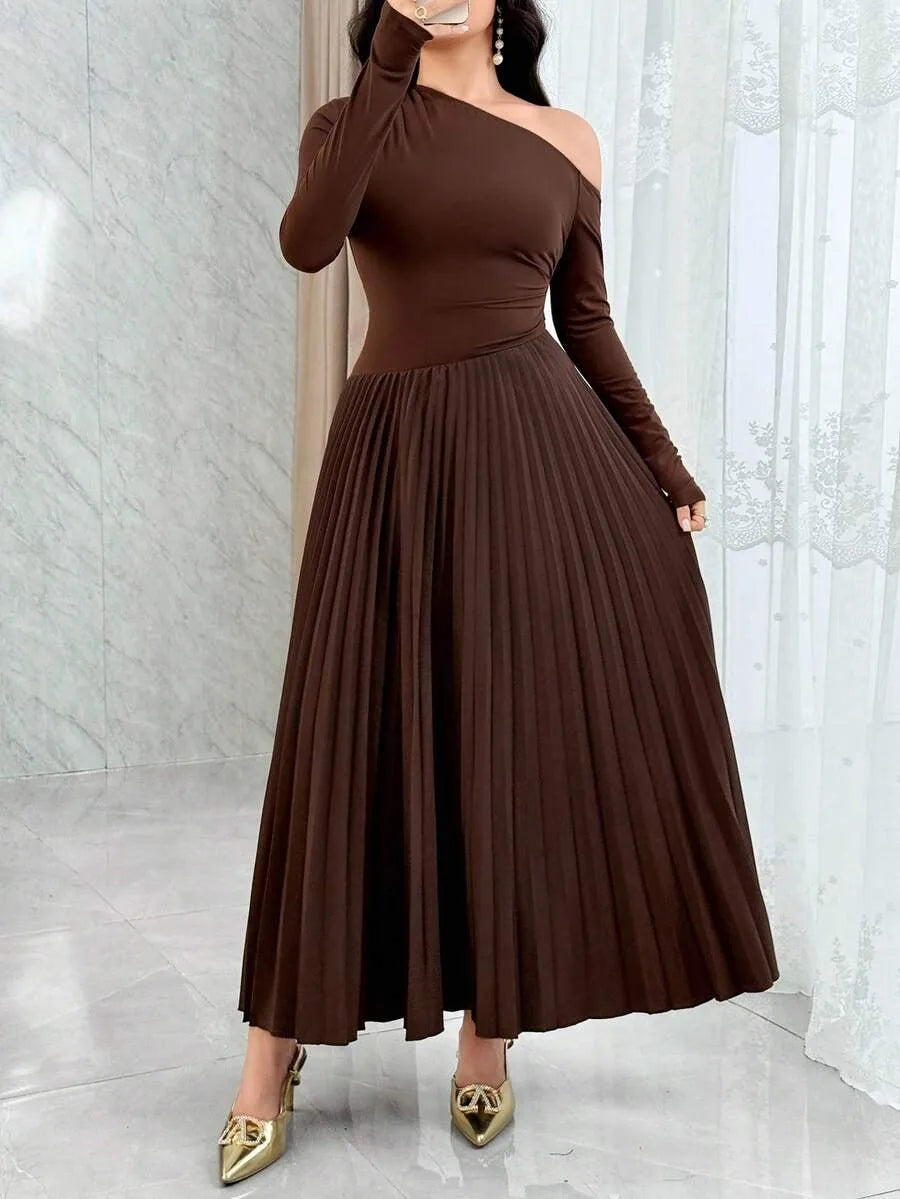 SHEIN Modelyn فستان قصير بخطوط بلون البرغندي مع حمالات رفيعة