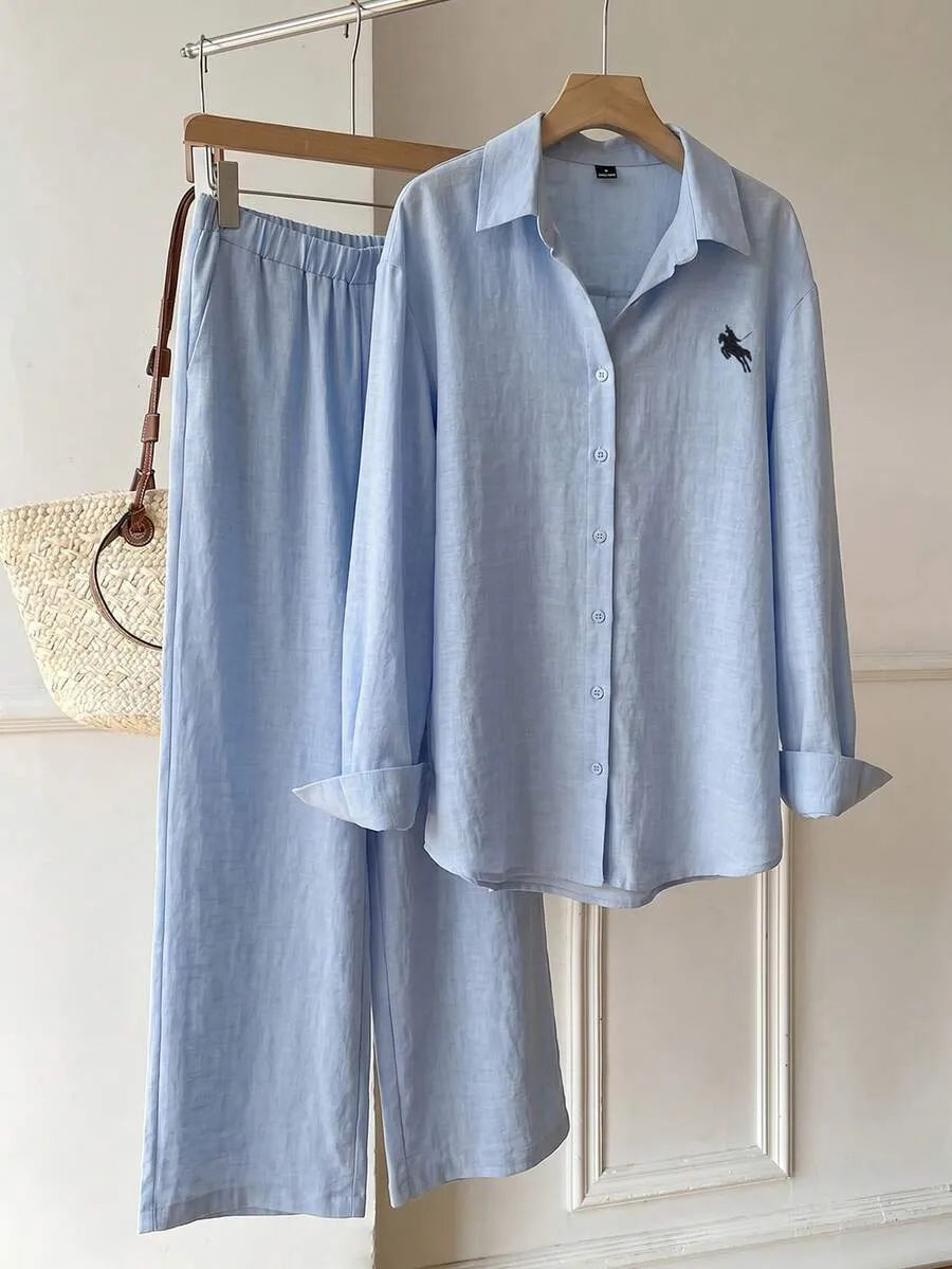SHEIN EZwear طقم نسائي قطعتين بلوزة مطرزة بأزرار أمامية وبنطال بجيوب بلون أزرق فاتح
