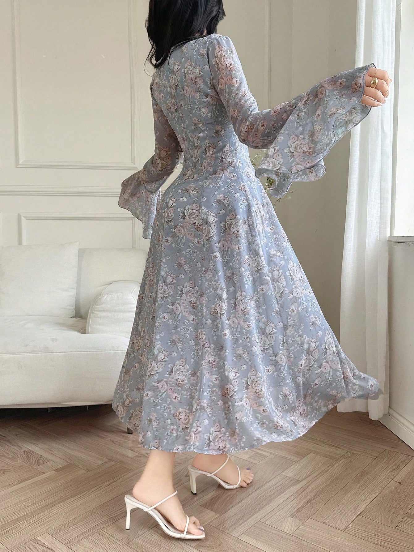 SHEIN Feyla فستان بياقة V وأكمام طويلة بطبعات وتطريز