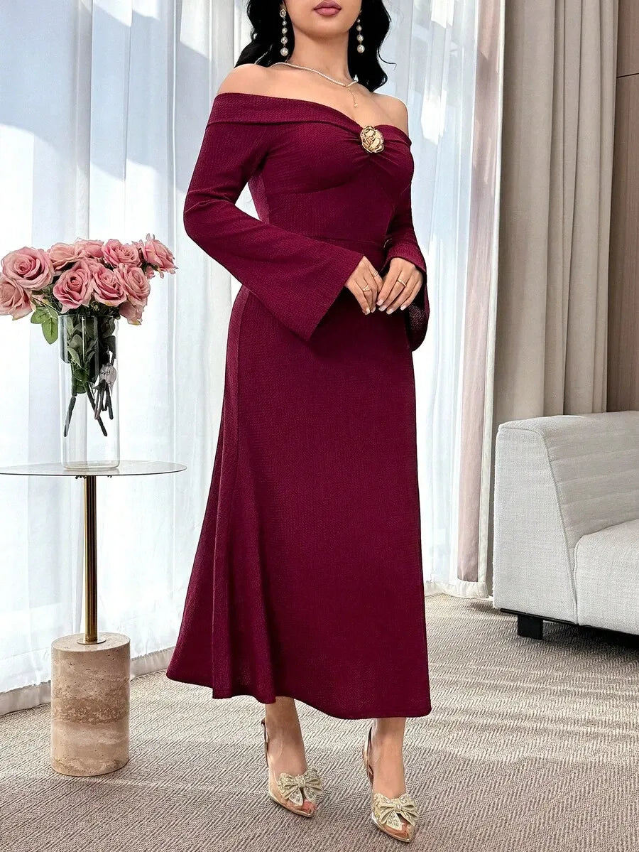 SHEIN Feyla فستان متوسط الطول بأكتاف مكشوفة بلون أحادي للنساء