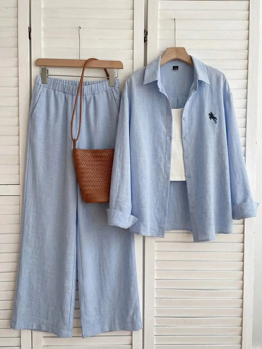 SHEIN EZwear طقم نسائي قطعتين بلوزة مطرزة بأزرار أمامية وبنطال بجيوب بلون أزرق فاتح