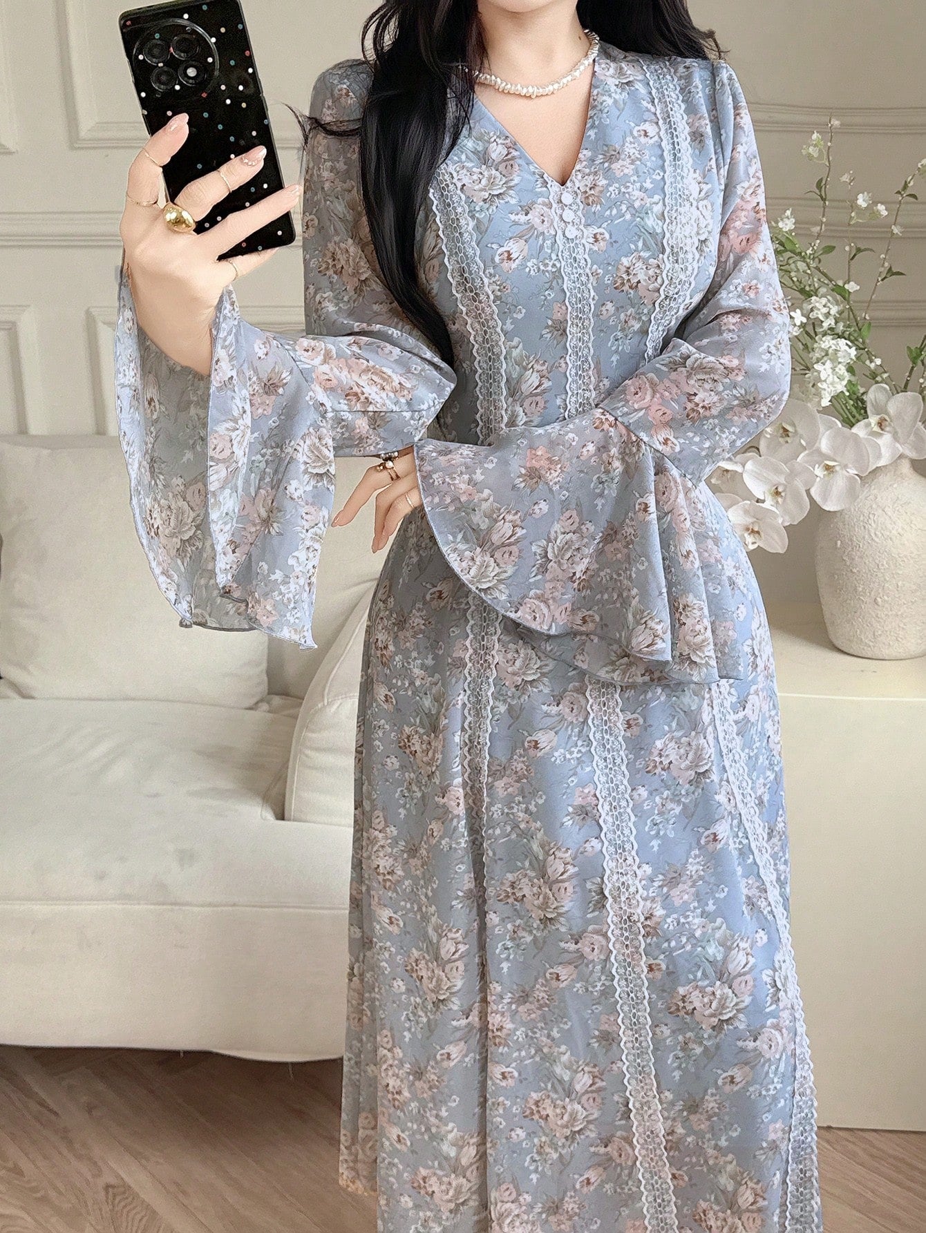 SHEIN Feyla فستان بياقة V وأكمام طويلة بطبعات وتطريز