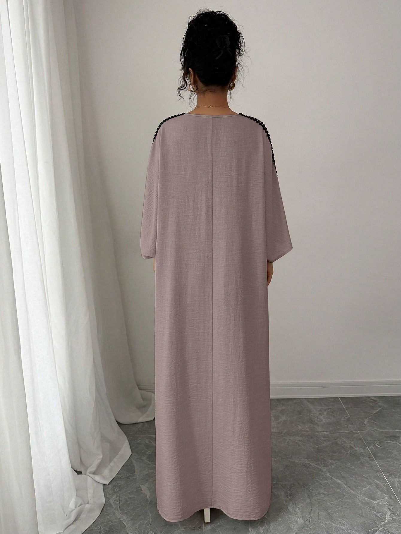 SHEIN Rafferiza فستان كبير الحجم مزين بشريط دانتيل ذهبي