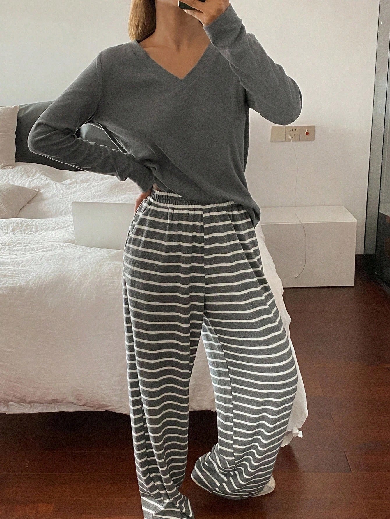 SHEIN DAZY طقم بيجامة نسائي برقبة V وبنطال مخطط