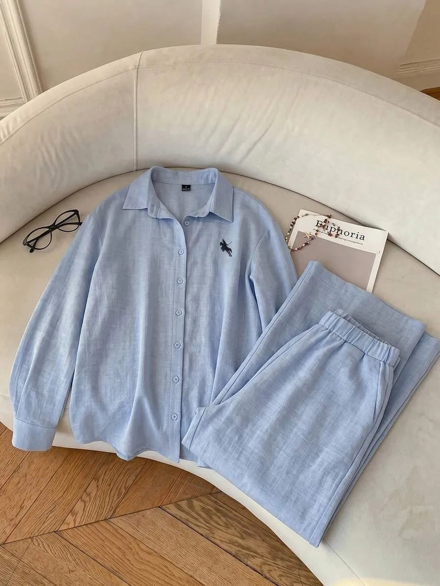 SHEIN EZwear طقم نسائي قطعتين بلوزة مطرزة بأزرار أمامية وبنطال بجيوب بلون أزرق فاتح