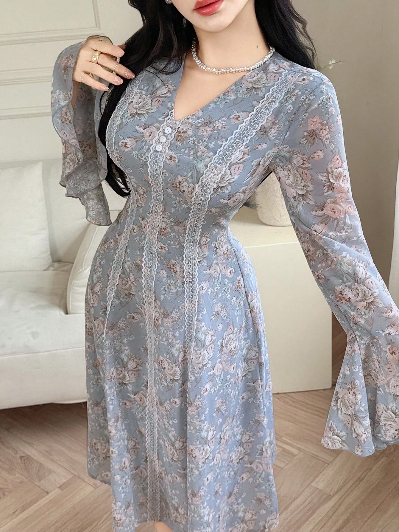 SHEIN Feyla فستان بياقة V وأكمام طويلة بطبعات وتطريز
