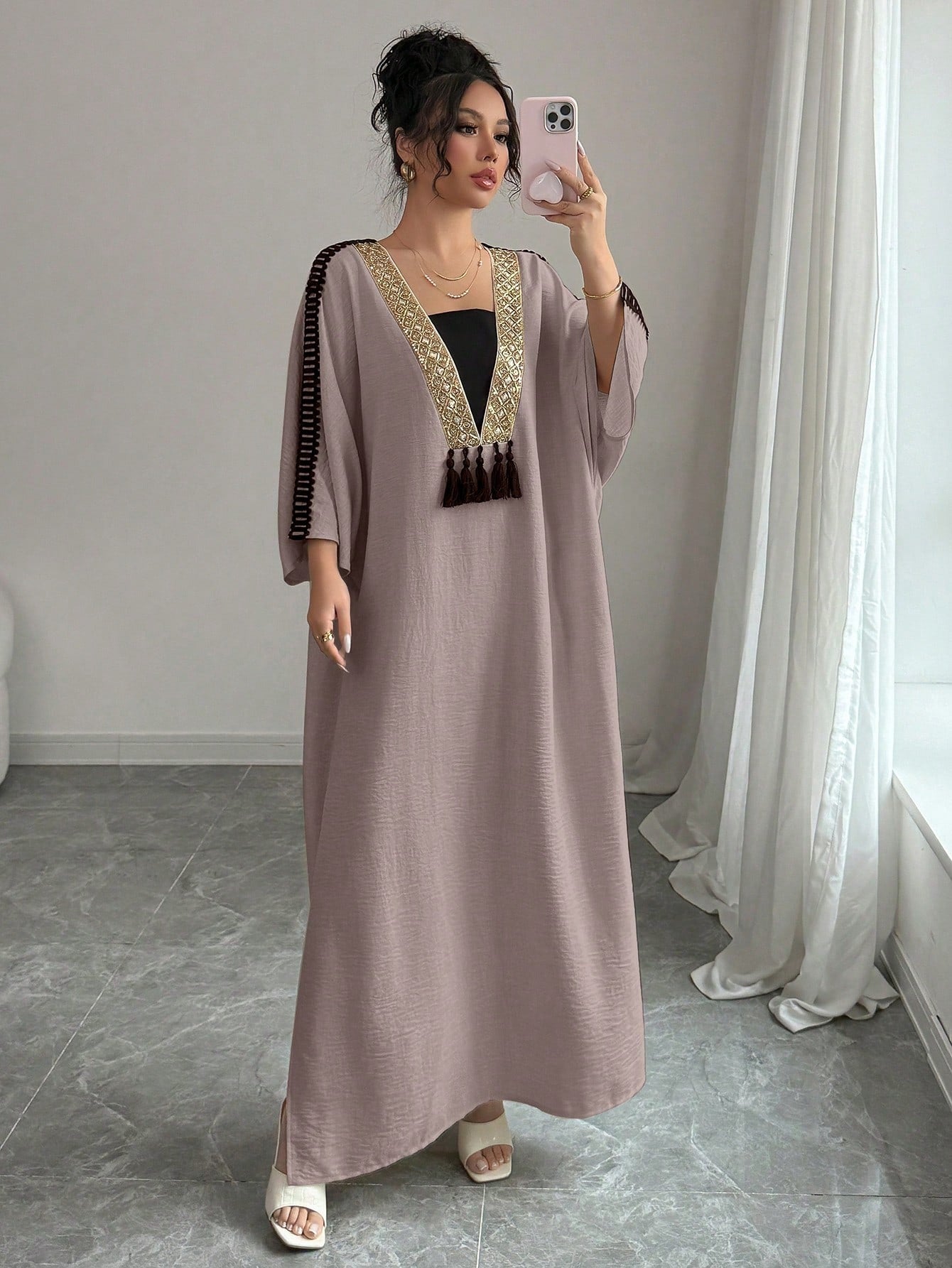 SHEIN Rafferiza فستان كبير الحجم مزين بشريط دانتيل ذهبي
