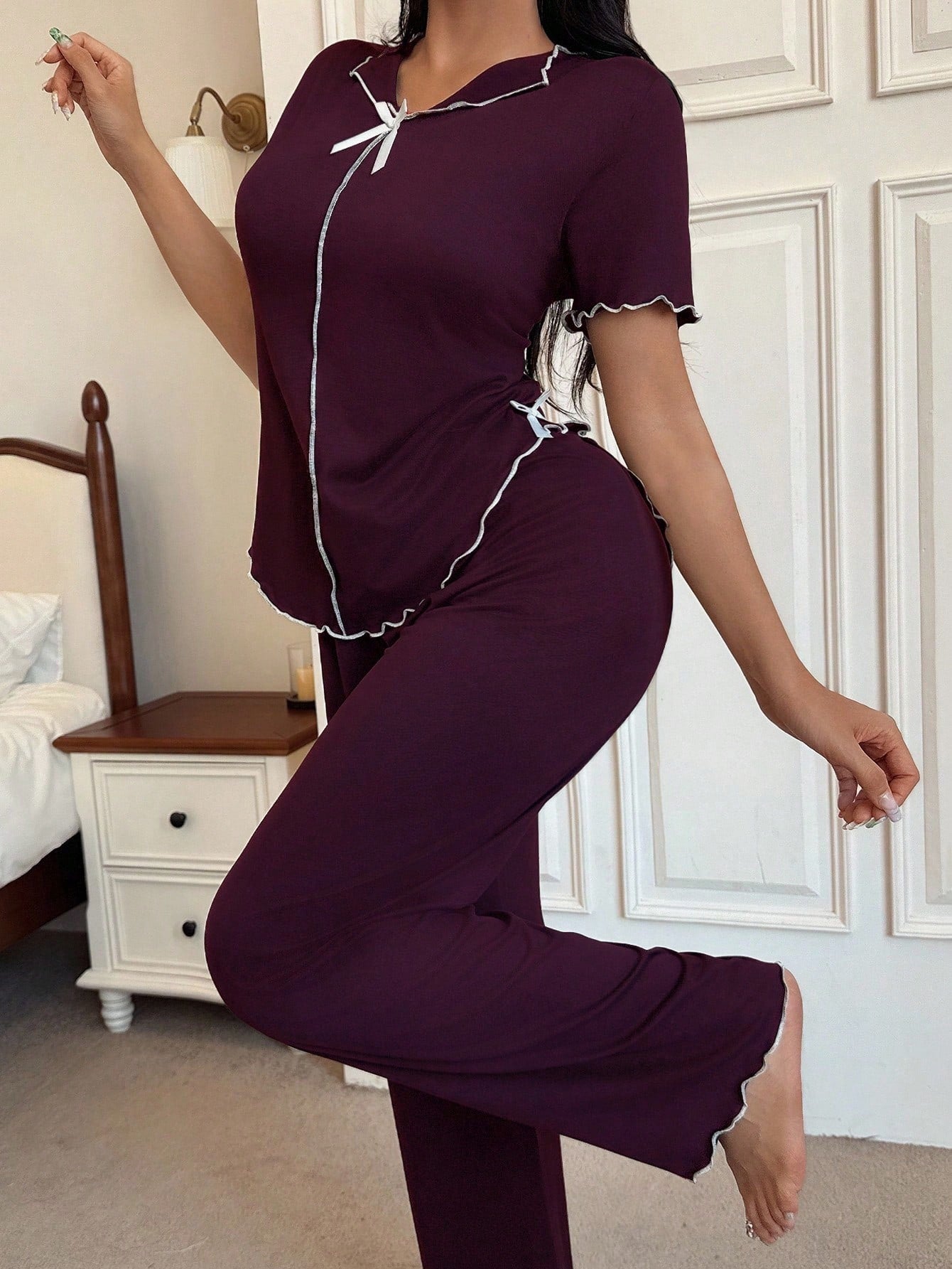 SHEIN Snug Zone طقم نسائي قطعتين حرير حليبي بياقة V وربطة فراشة