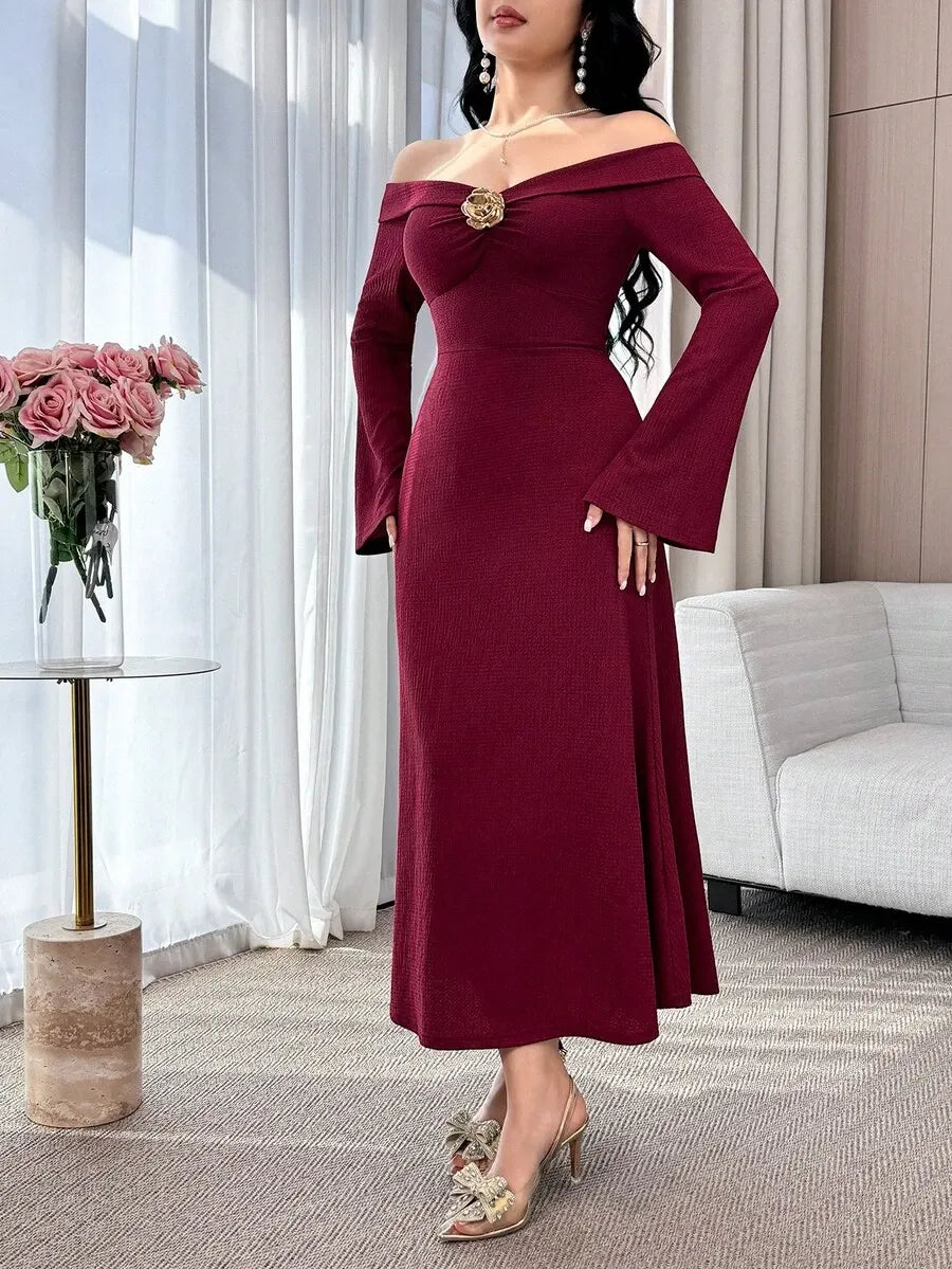 SHEIN Feyla فستان متوسط الطول بأكتاف مكشوفة بلون أحادي للنساء