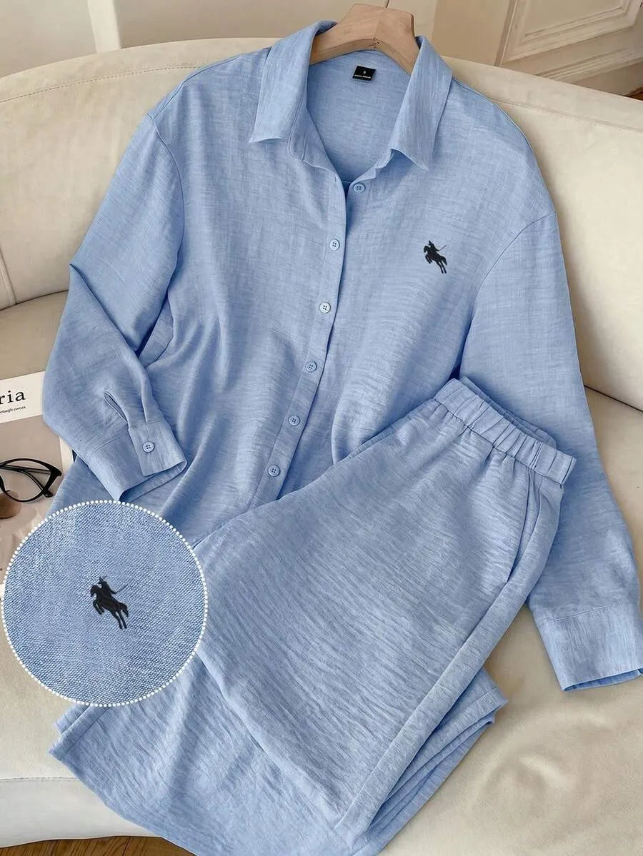 SHEIN EZwear طقم نسائي قطعتين بلوزة مطرزة بأزرار أمامية وبنطال بجيوب بلون أزرق فاتح