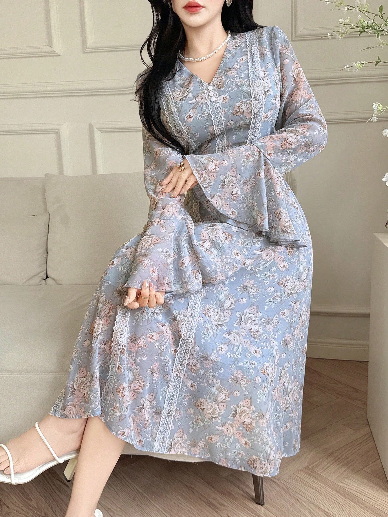 SHEIN Feyla فستان بياقة V وأكمام طويلة بطبعات وتطريز