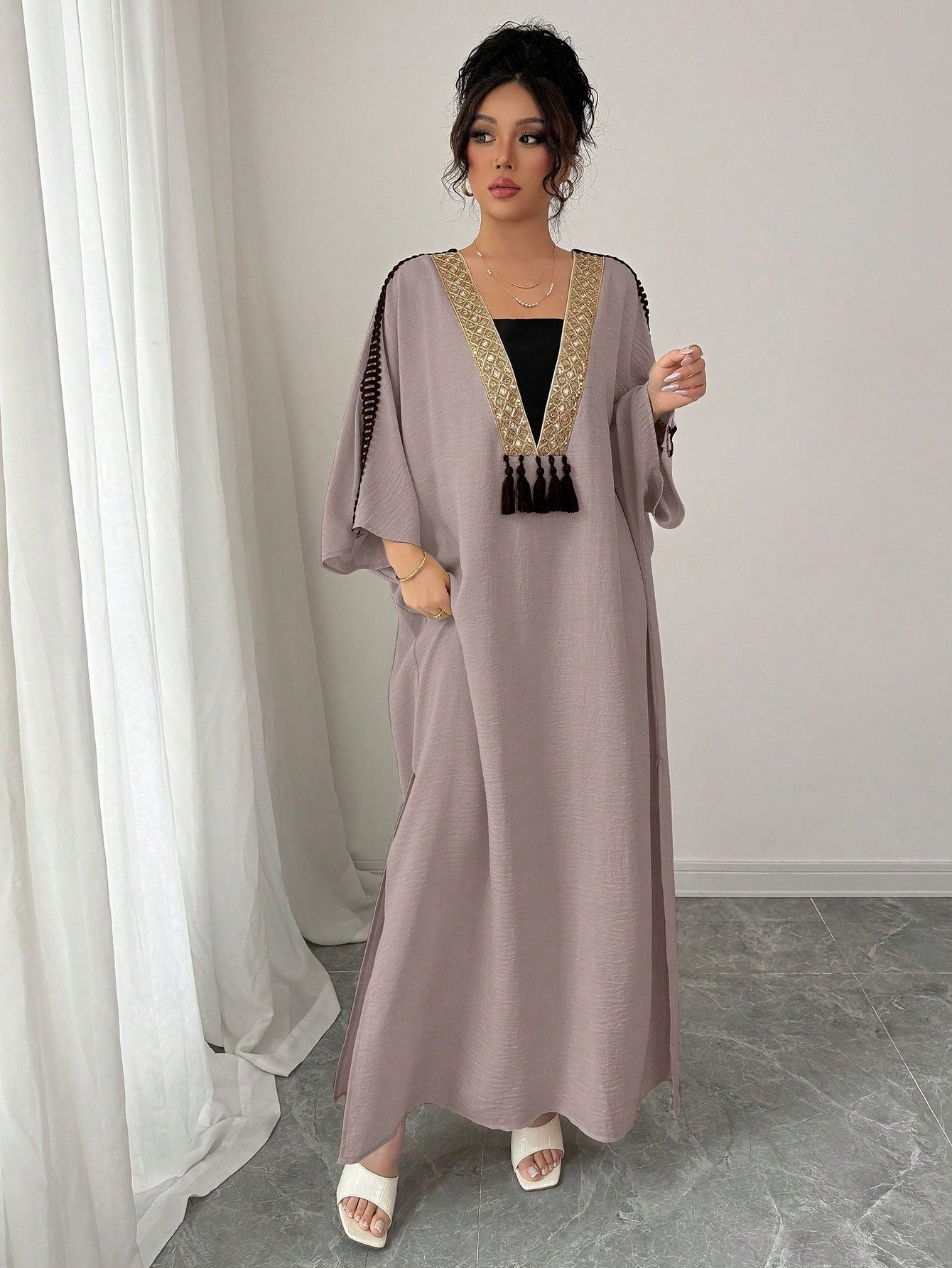 SHEIN Rafferiza فستان كبير الحجم مزين بشريط دانتيل ذهبي