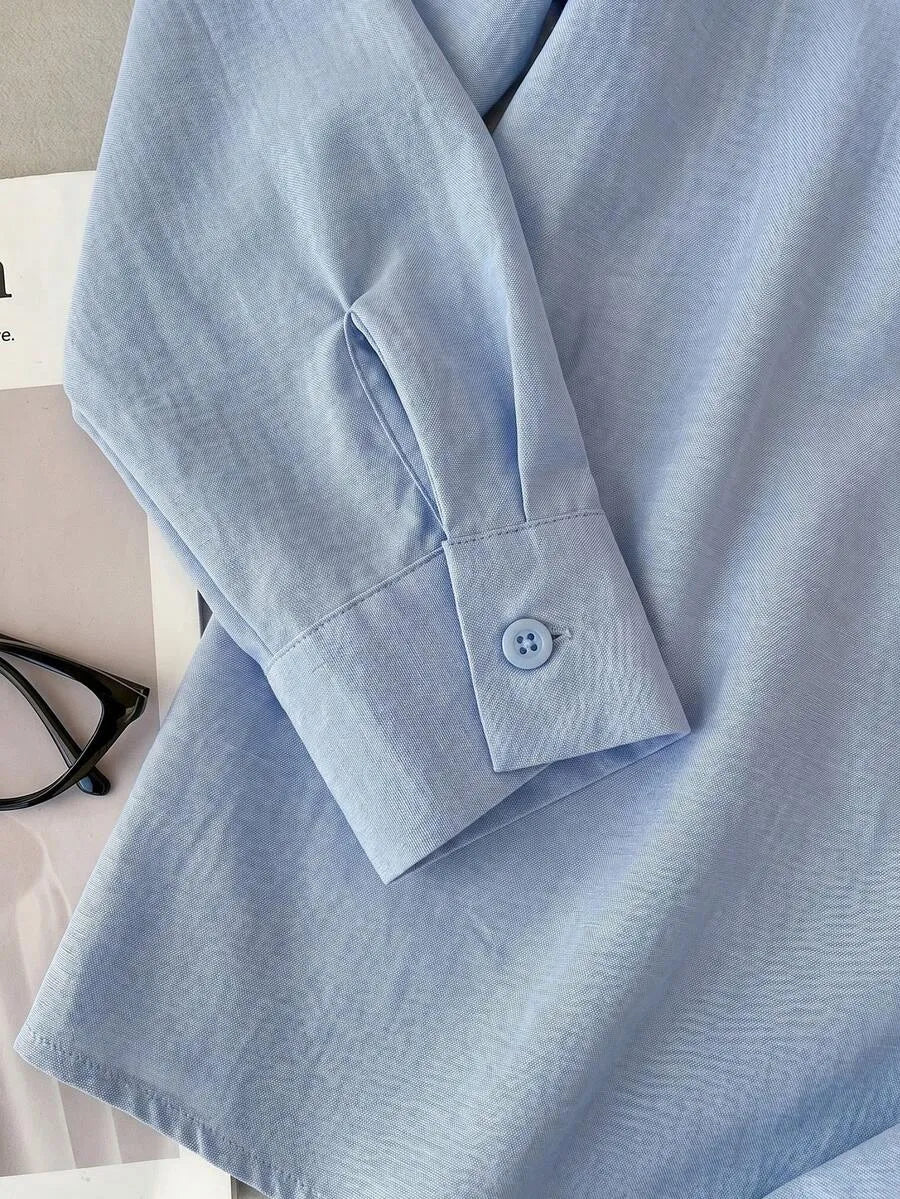 SHEIN EZwear طقم نسائي قطعتين بلوزة مطرزة بأزرار أمامية وبنطال بجيوب بلون أزرق فاتح