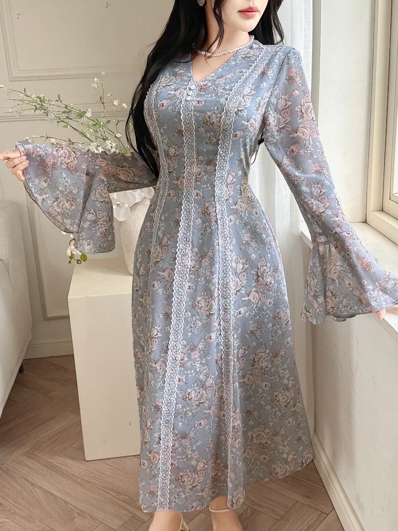 SHEIN Feyla فستان بياقة V وأكمام طويلة بطبعات وتطريز