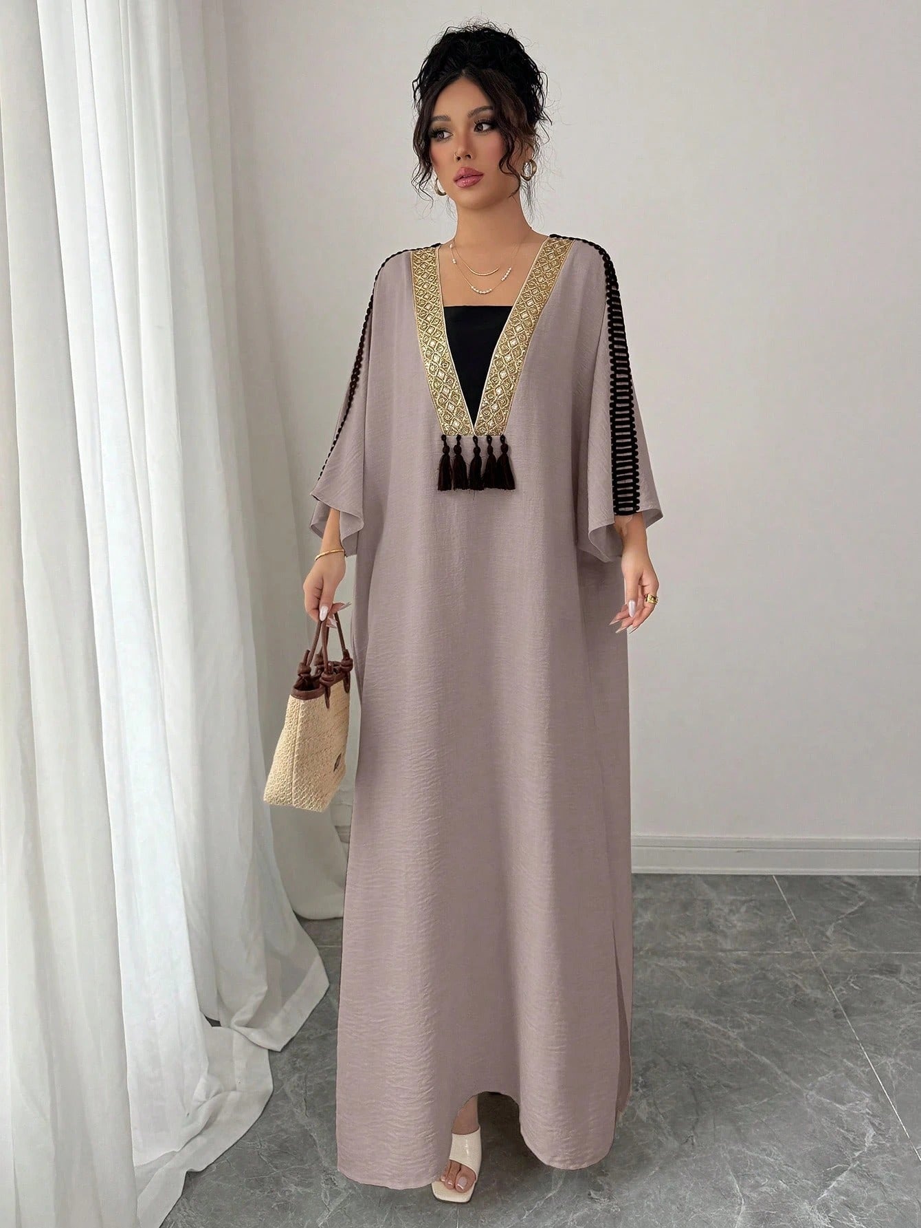 SHEIN Rafferiza فستان كبير الحجم مزين بشريط دانتيل ذهبي