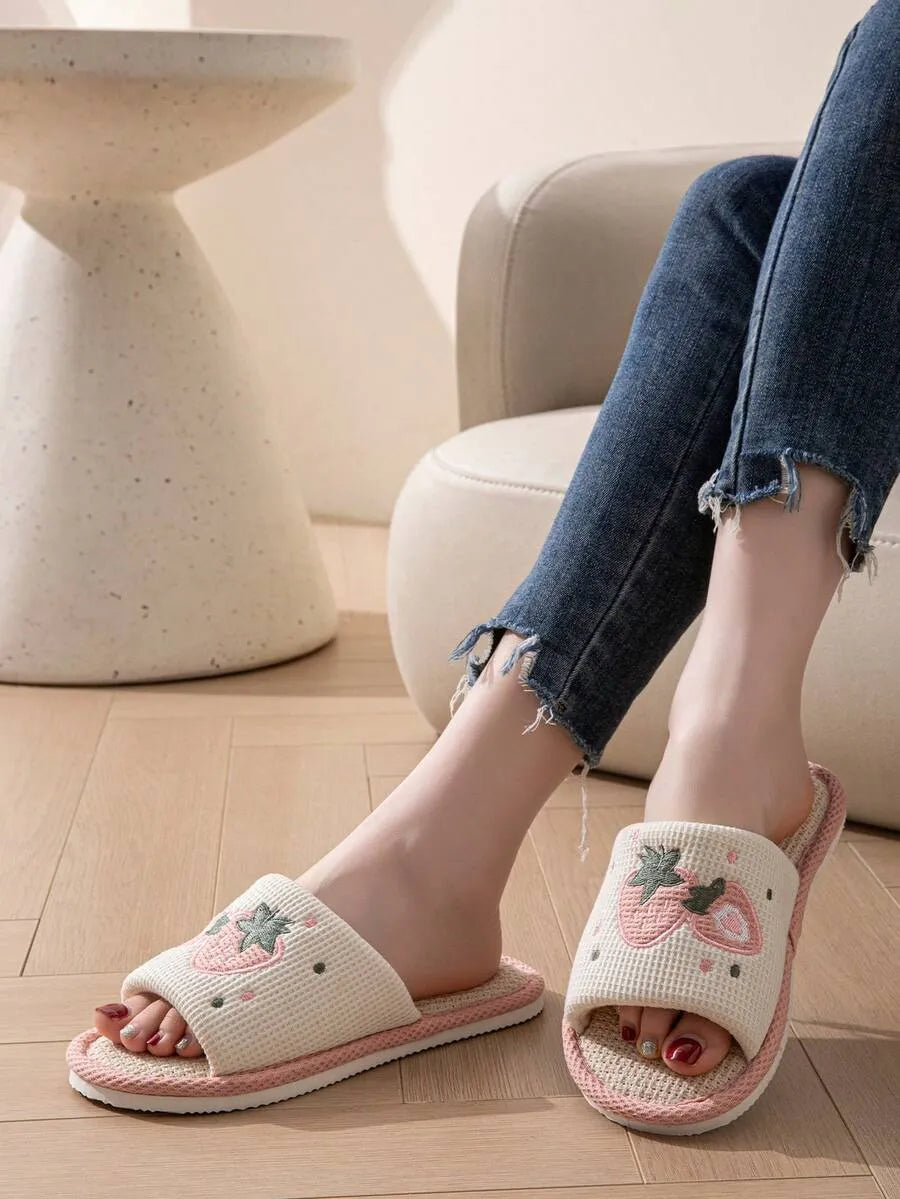 SHEIN OBOVAY نعال منزلية نسائية مبطنة مطرزة بالفراولة