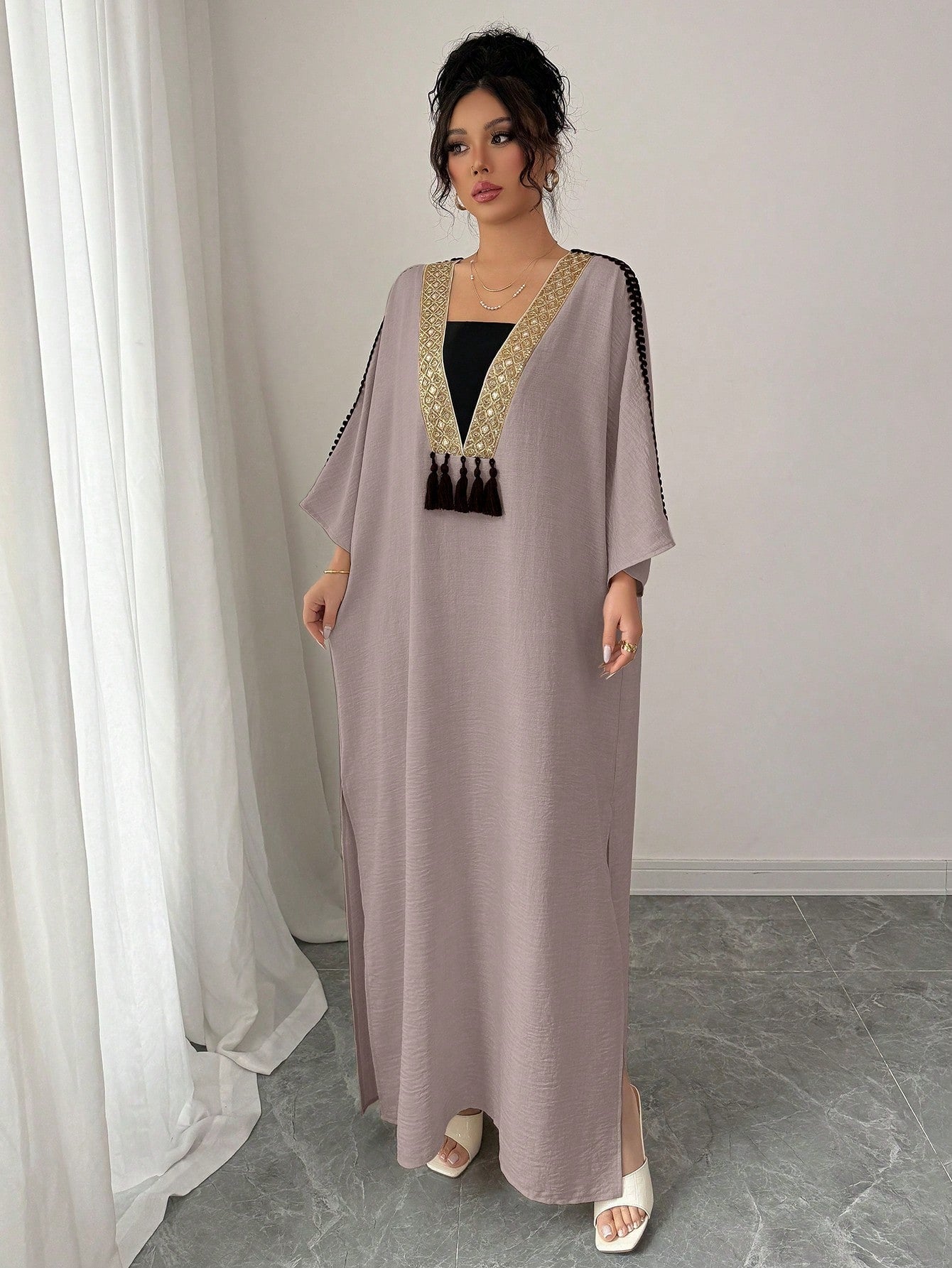 SHEIN Rafferiza فستان كبير الحجم مزين بشريط دانتيل ذهبي