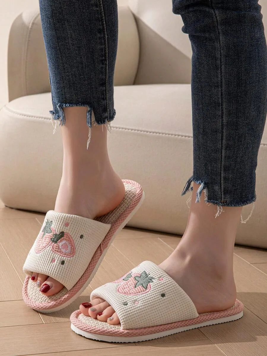 SHEIN OBOVAY نعال منزلية نسائية مبطنة مطرزة بالفراولة