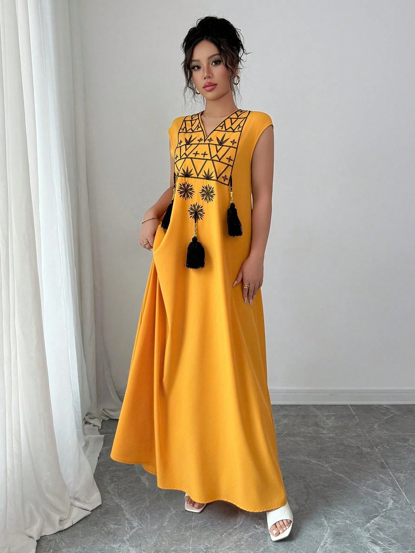 SHEIN Rafferiza فستان مستقيم فضفاض بياقة V بنمط مطرز وشراريب