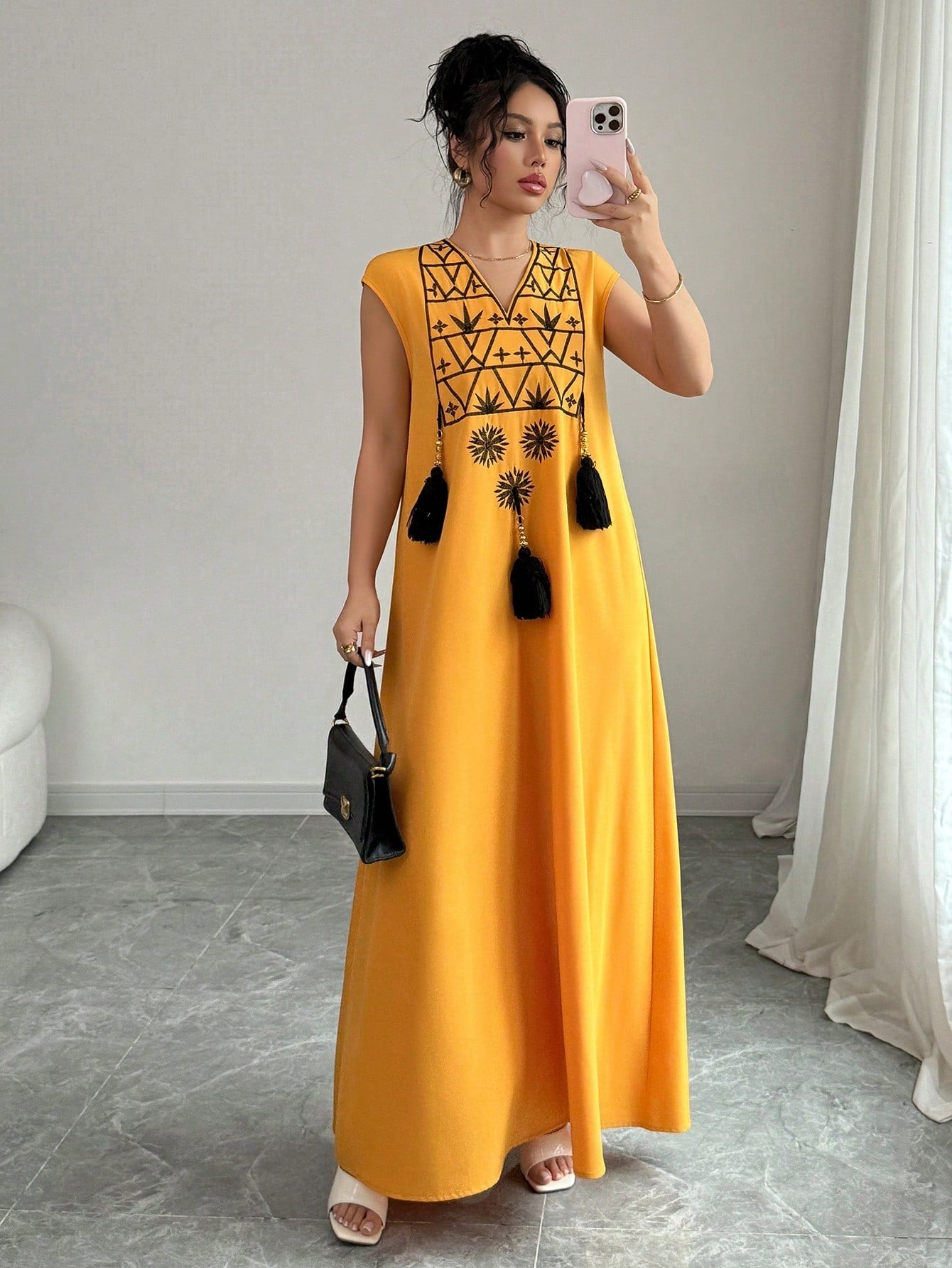 SHEIN Rafferiza فستان مستقيم فضفاض بياقة V بنمط مطرز وشراريب